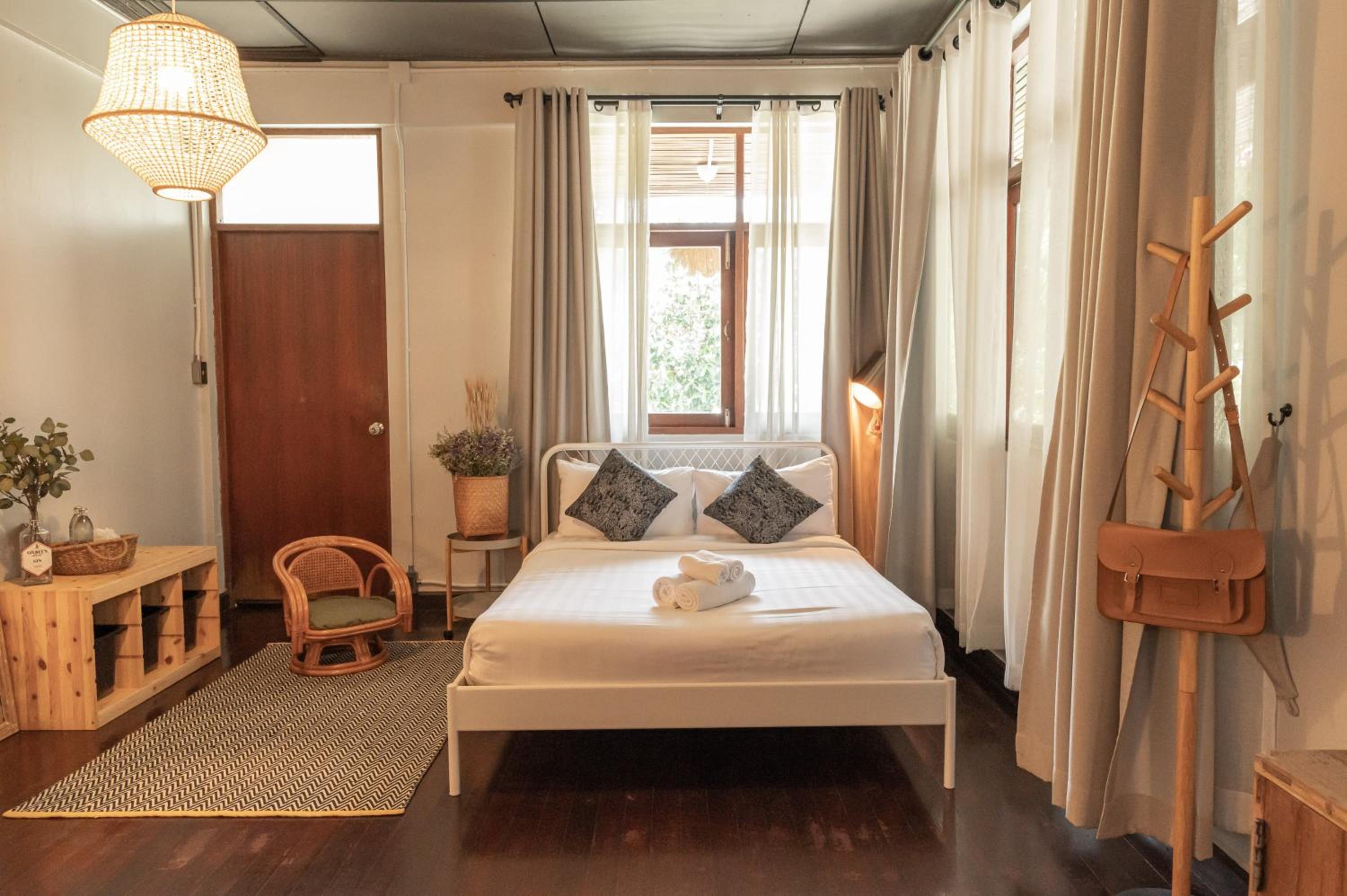 Queen Room with Pool View - Photo 4