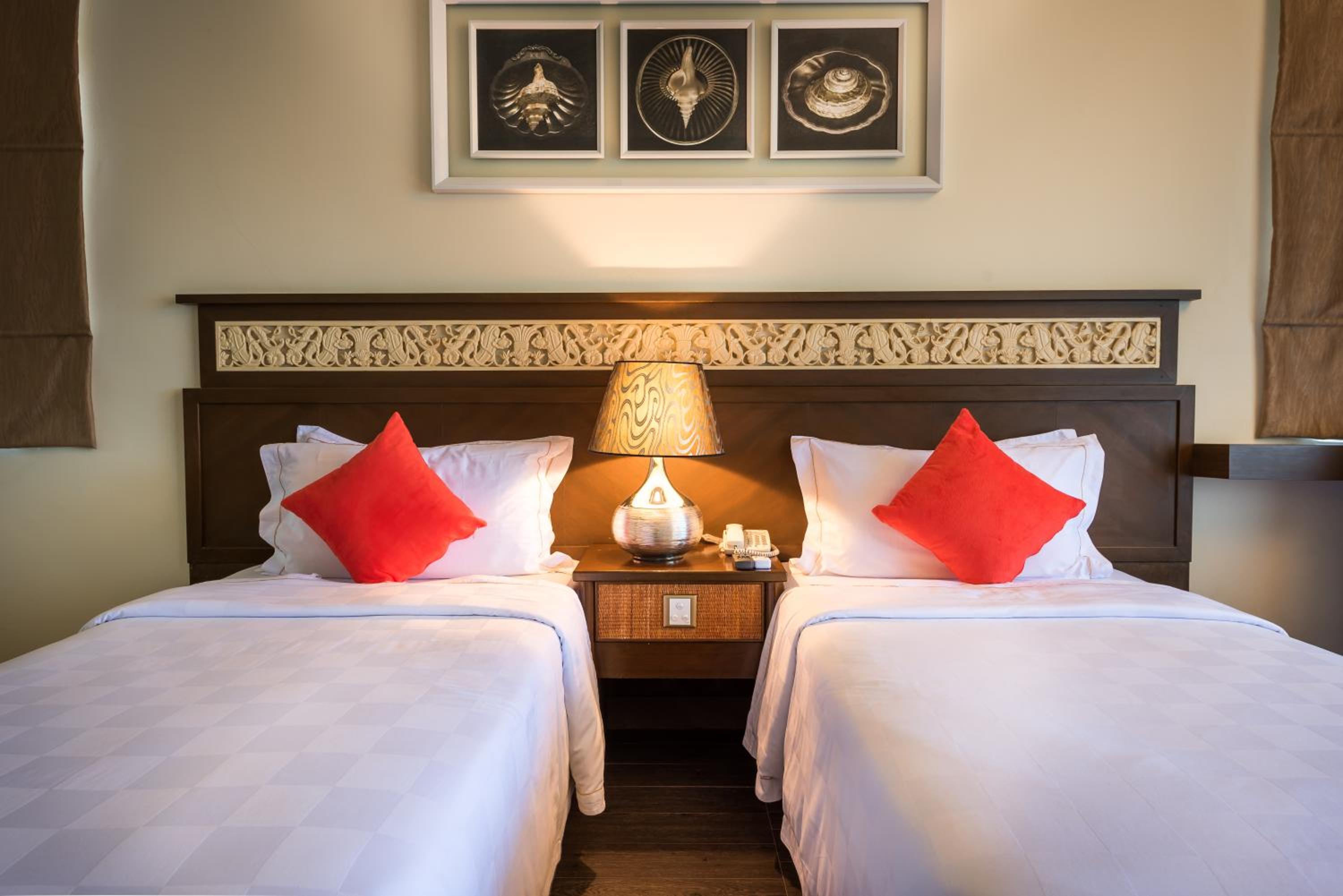 Deluxe Twin Room with Lake View - Photo 4