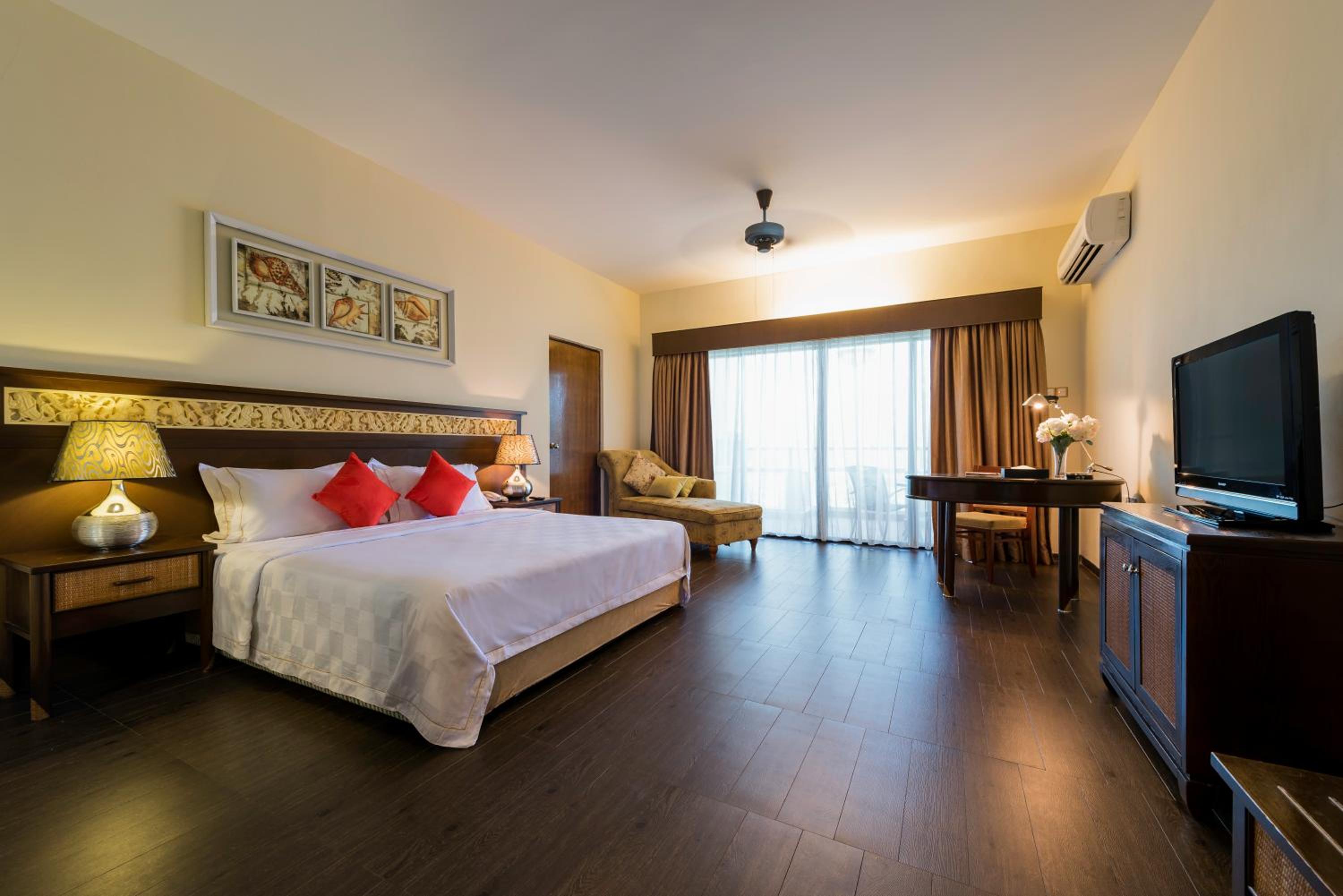 Deluxe King Room with Lake View - Photo 1