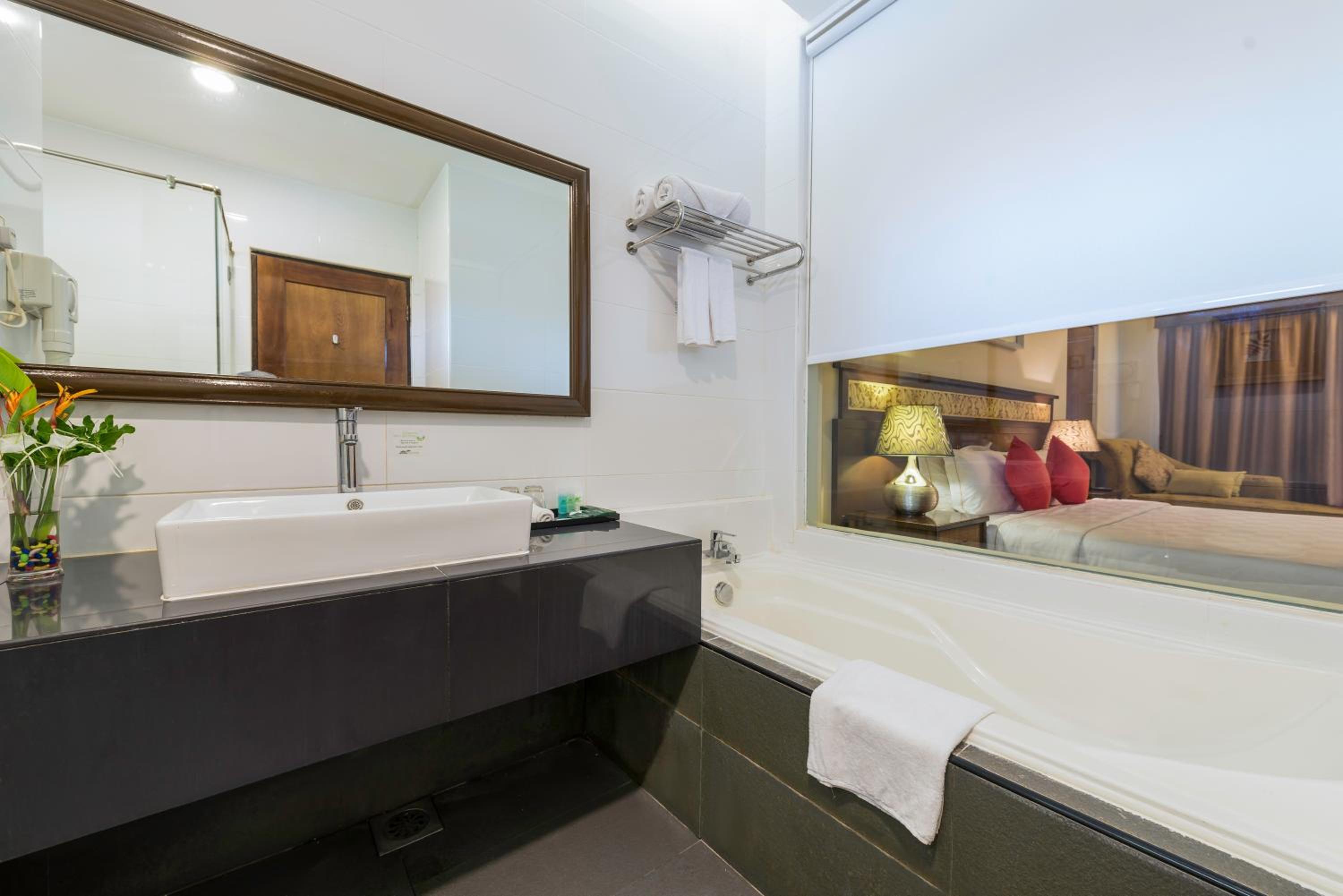 Deluxe King Room with Lake View - Photo 5