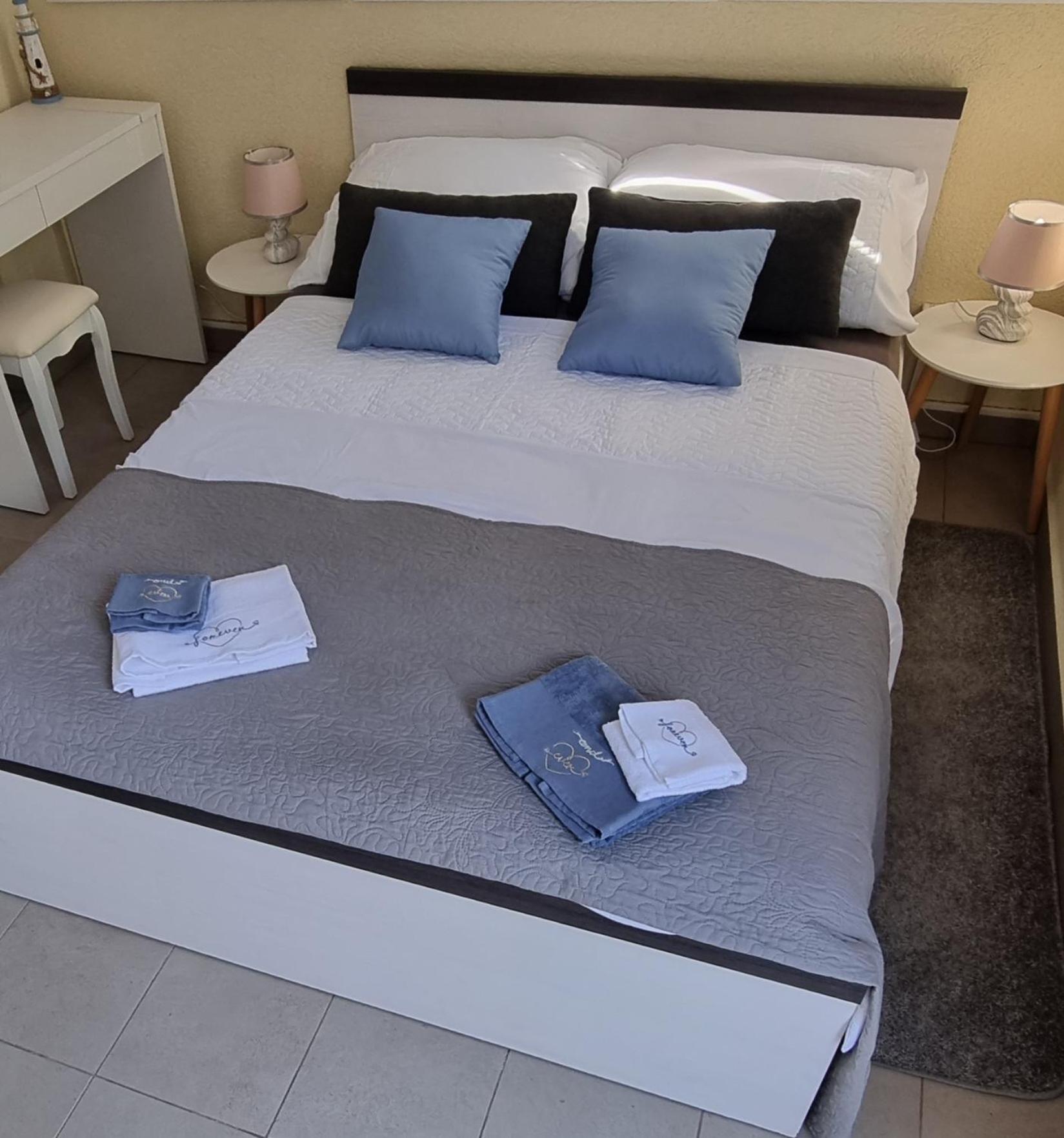 One-Bedroom Apartment - Photo 5