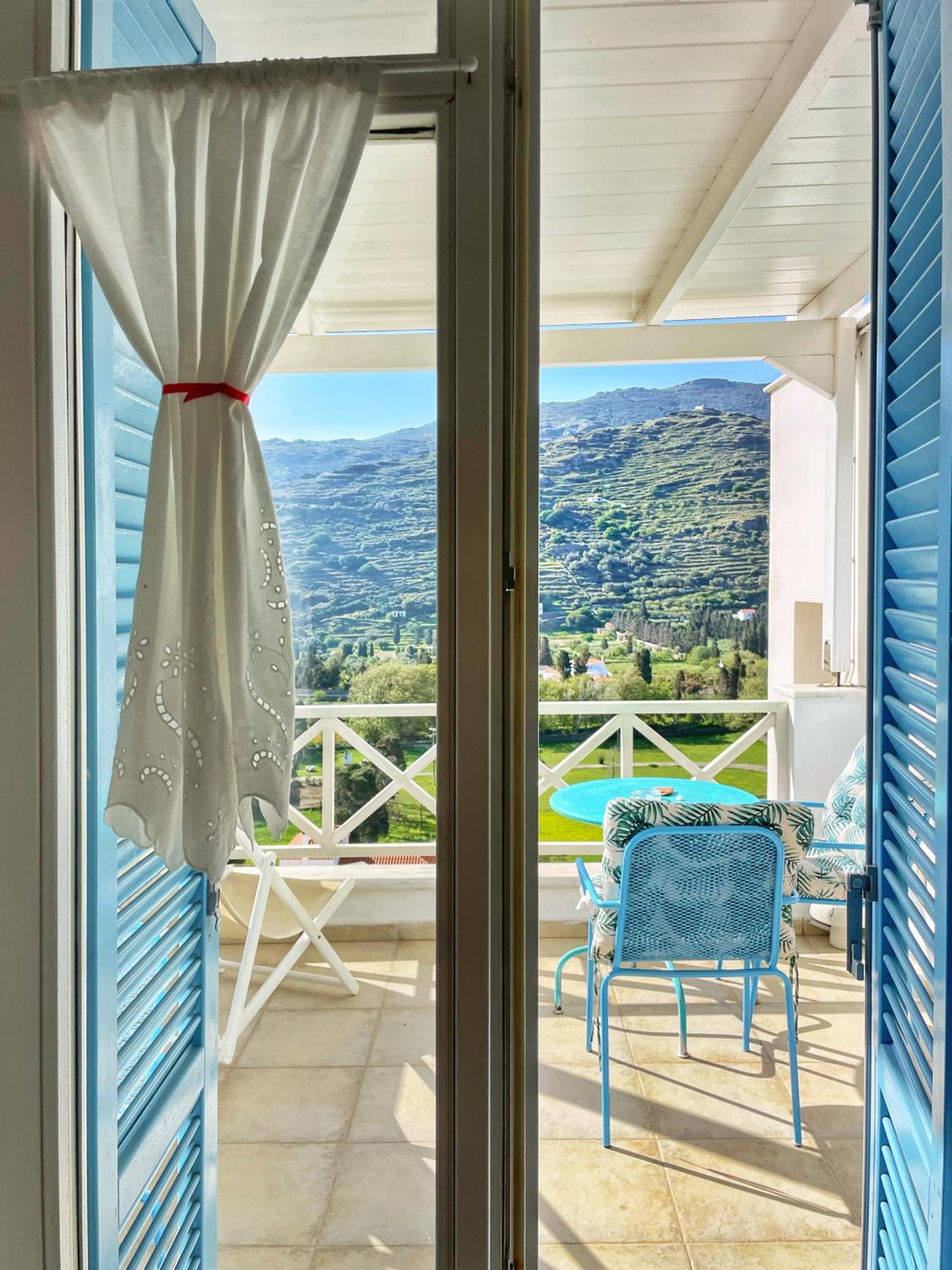 One Bedroom Apartment with Private Balcony - Photo 2