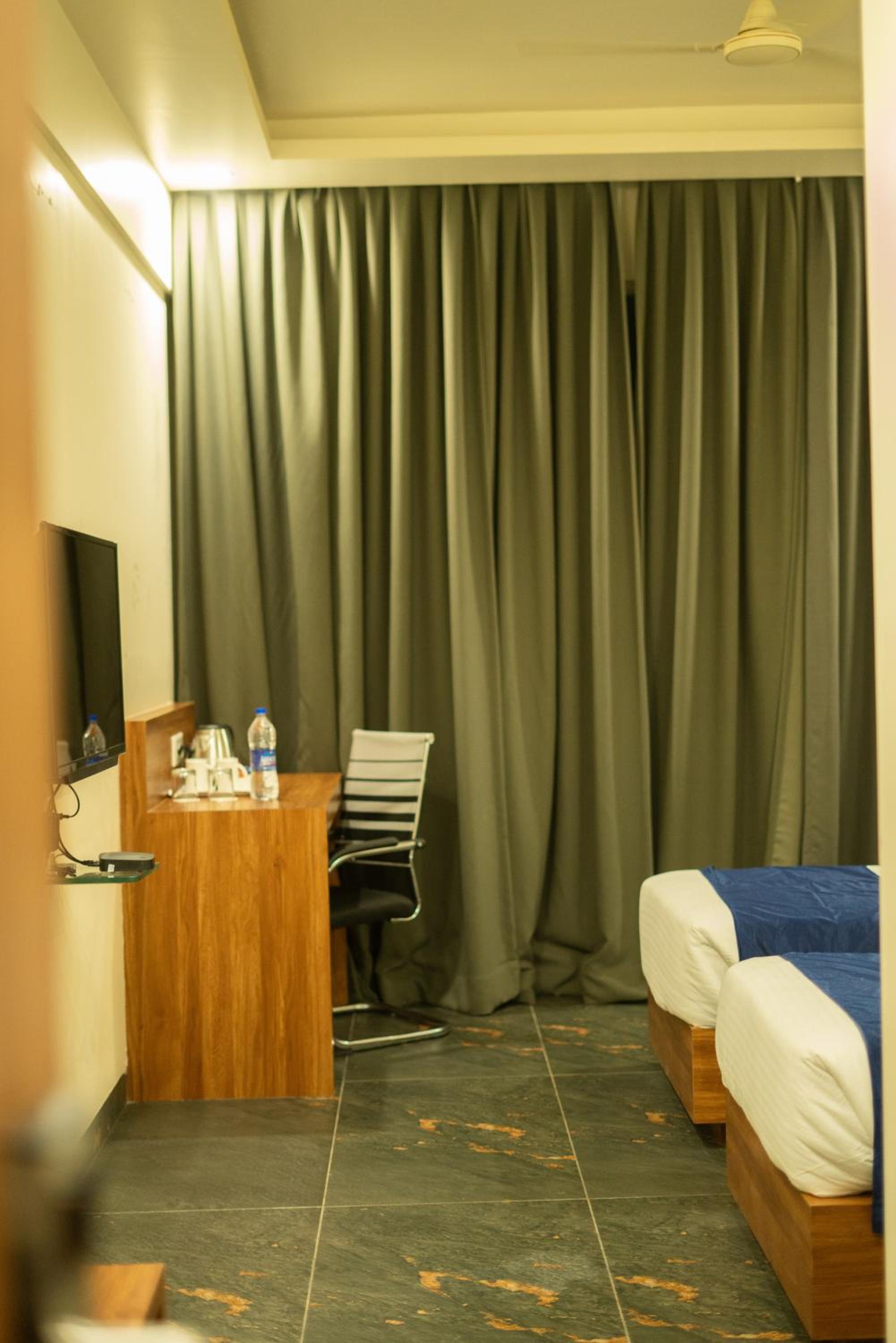 Standard Double or Twin Room - Photo 3
