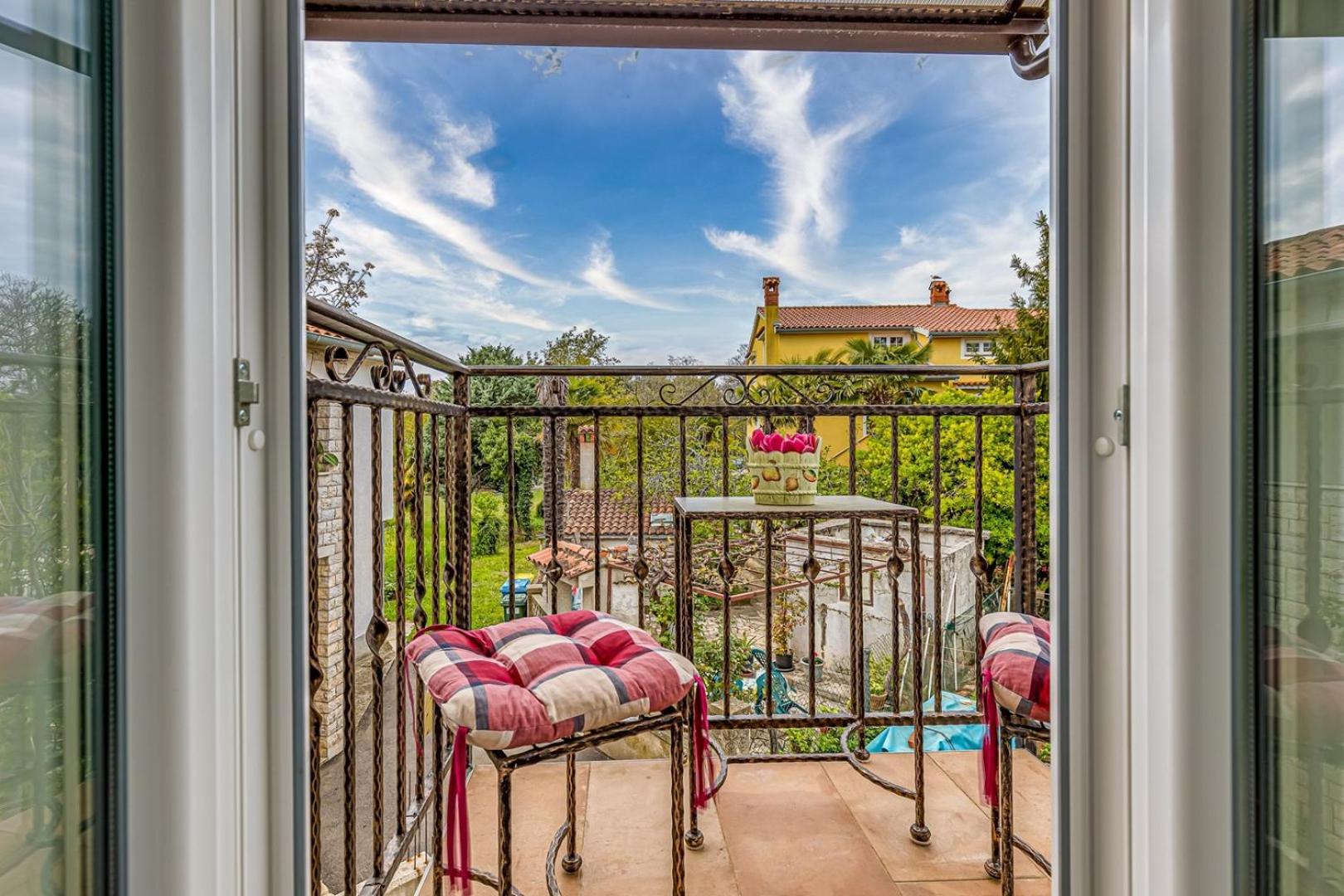 Apartment with Balcony photo 3