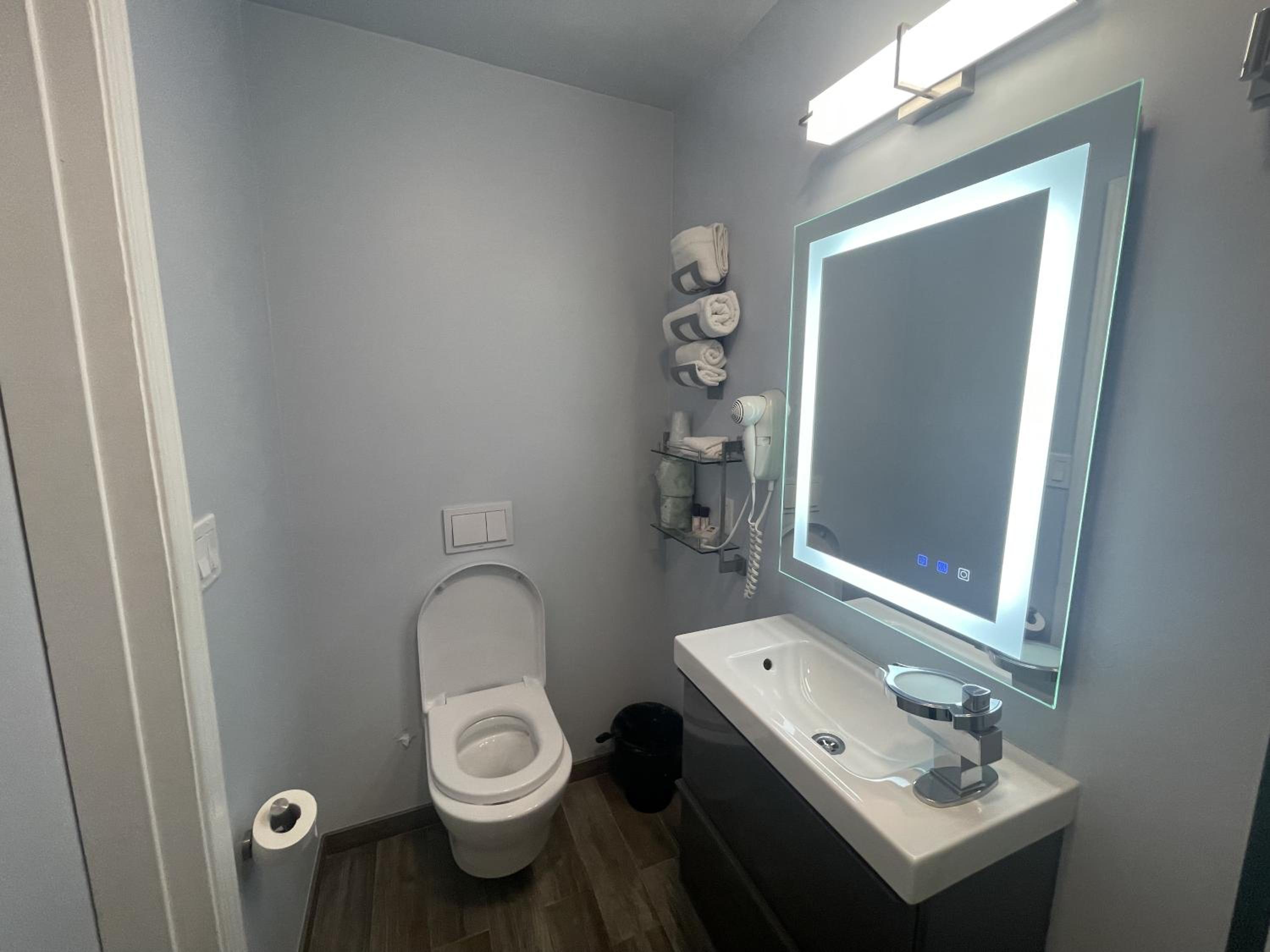Single Room with Private Bathroom - Photo 5