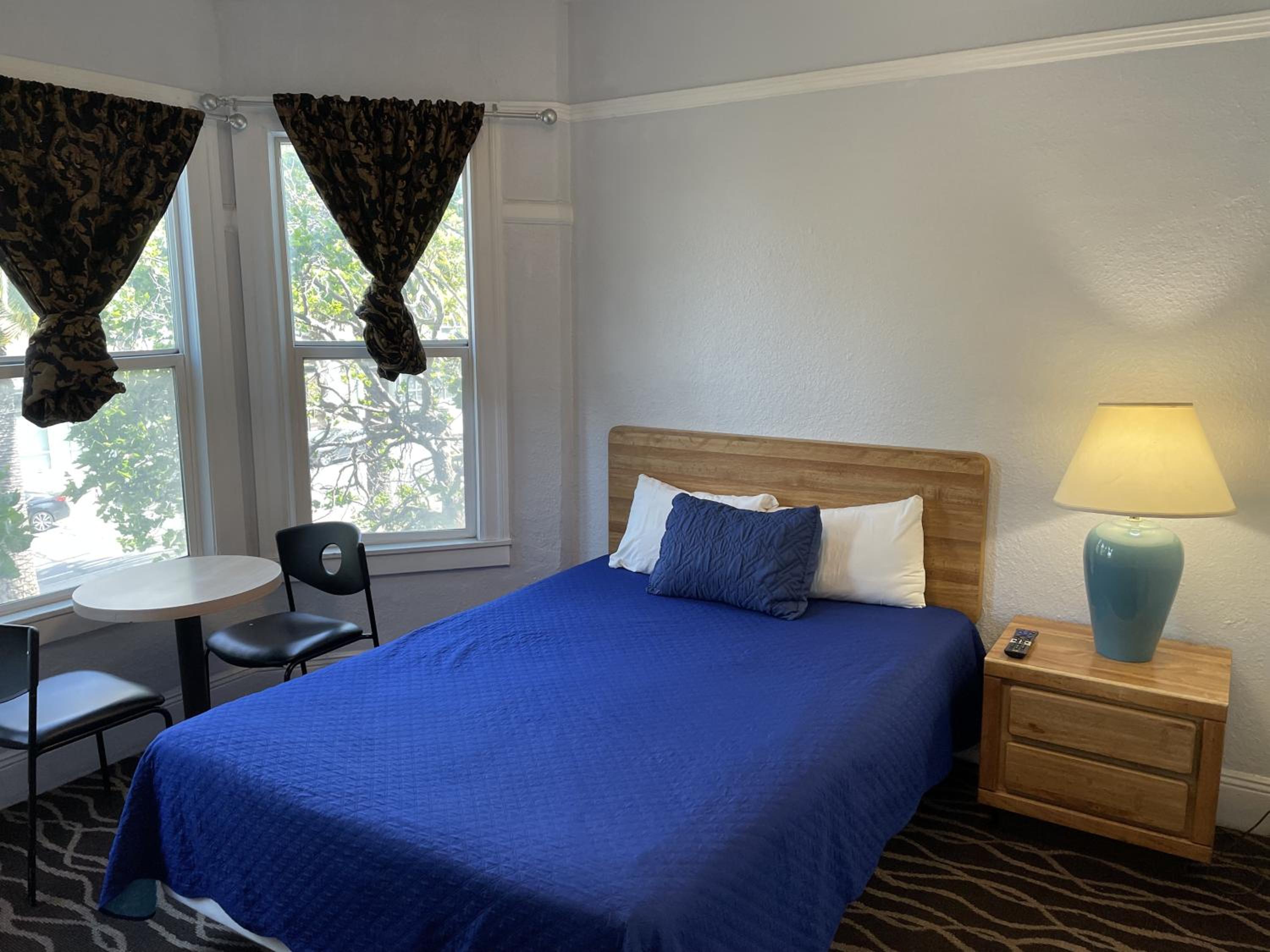 Single Room with Private Bathroom - Photo 2