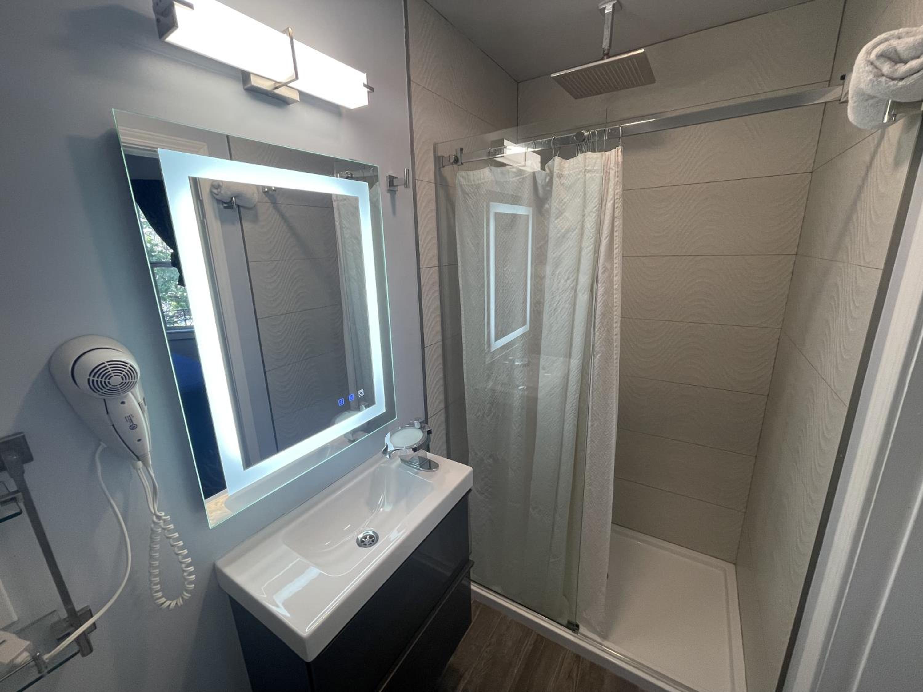 Single Room with Private Bathroom - Photo 4