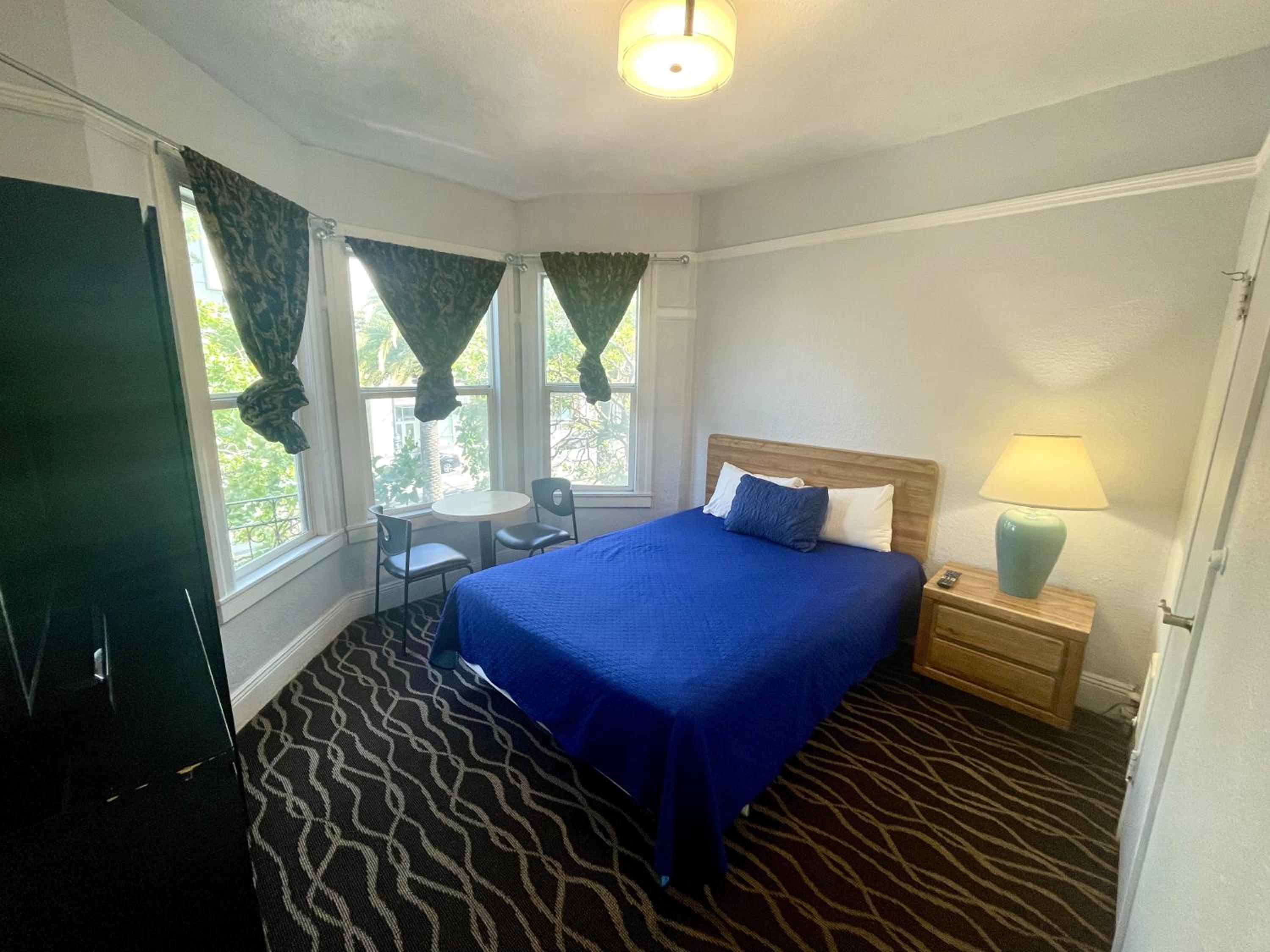 Single Room with Private Bathroom - Photo 3