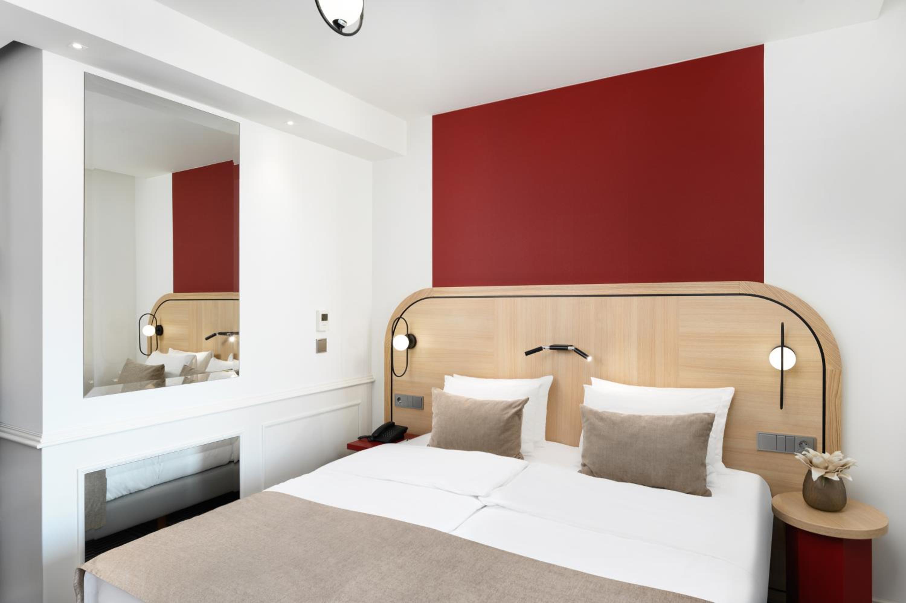 Double Room with Balcony thumbnail 5