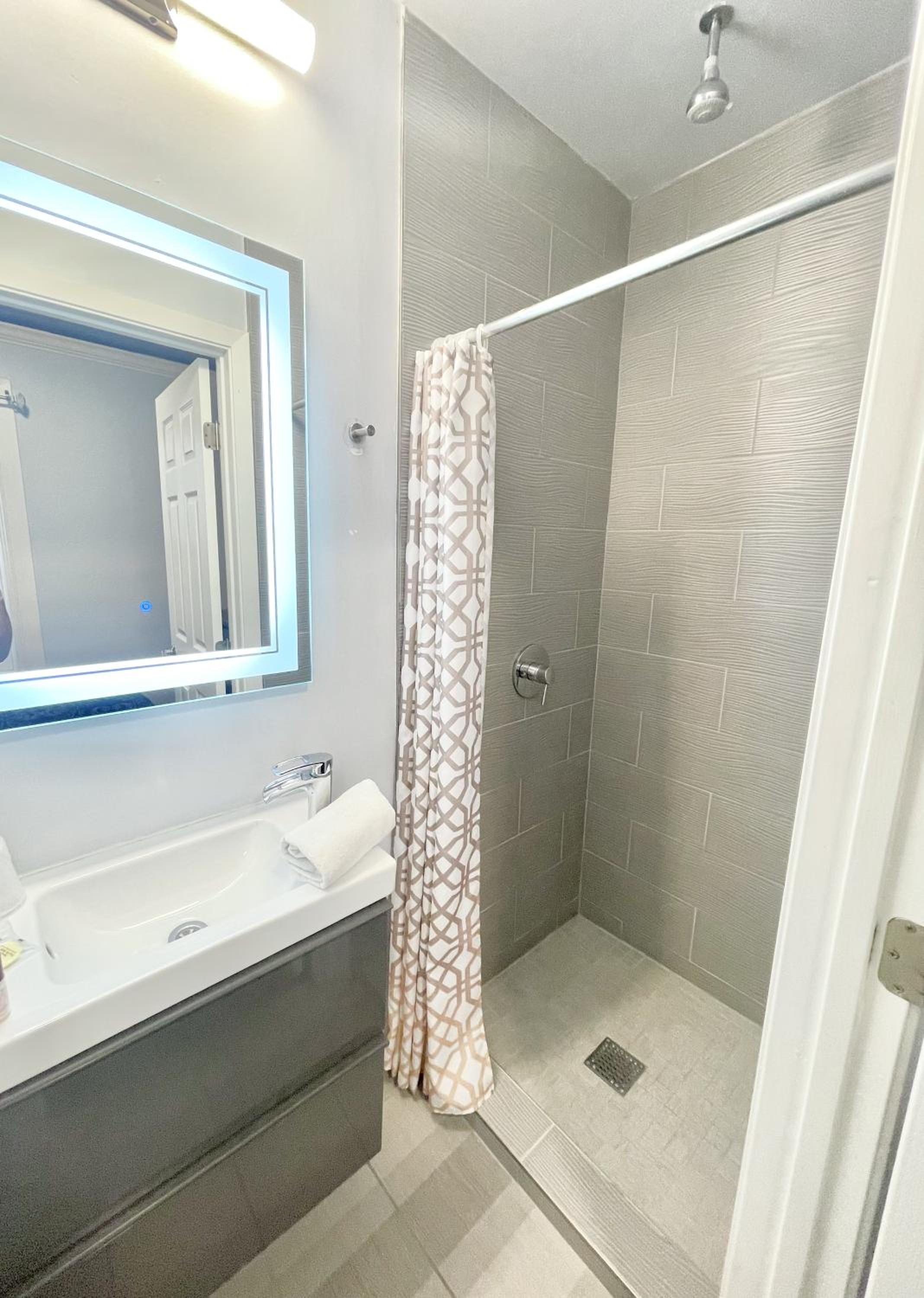 Single Room with Private Bathroom - Photo 6