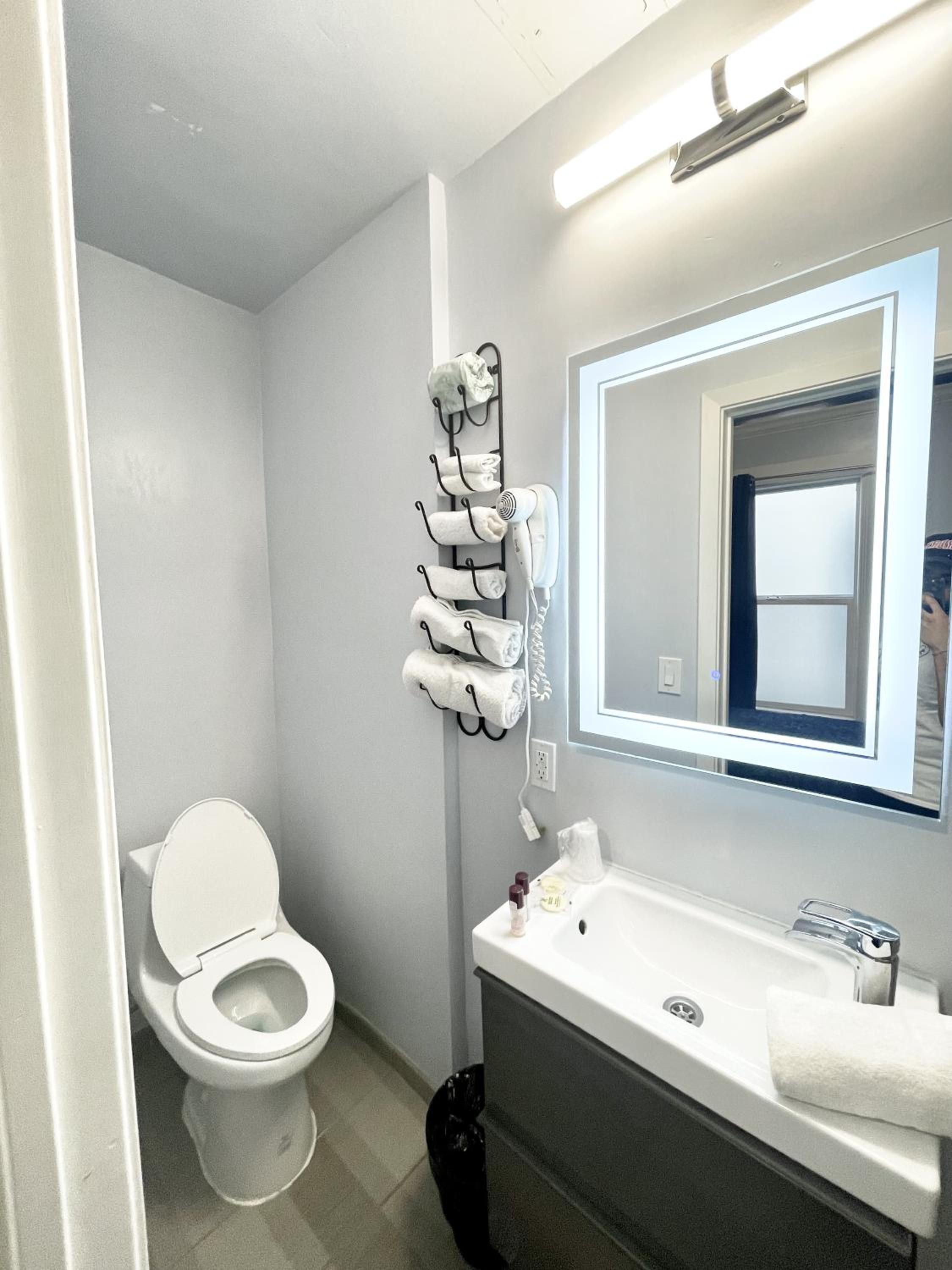 Single Room with Private Bathroom - Photo 9