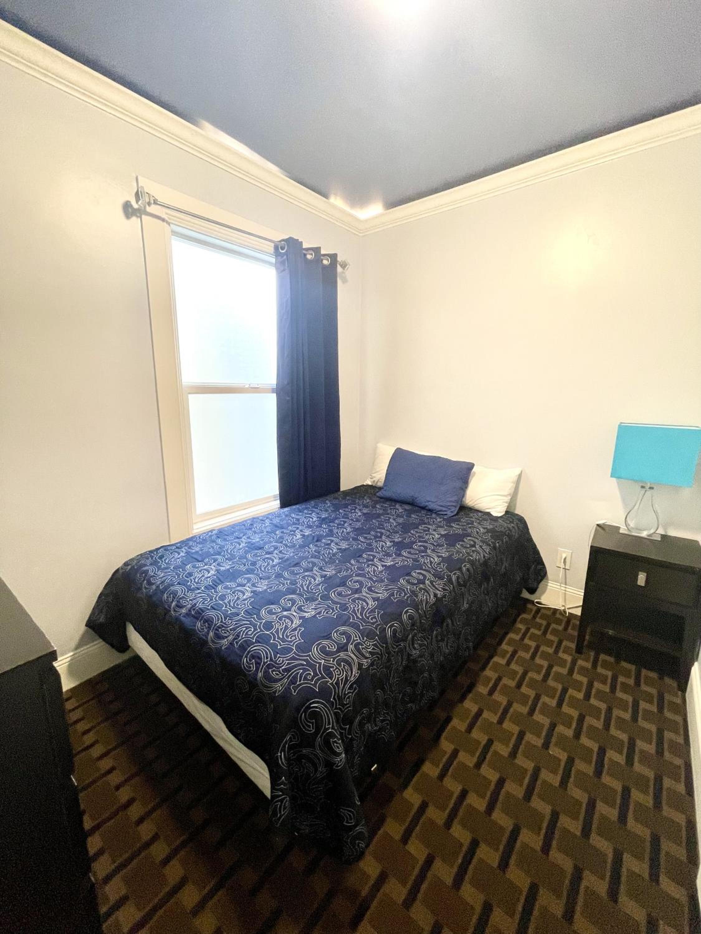 Single Room with Private Bathroom - Photo 1