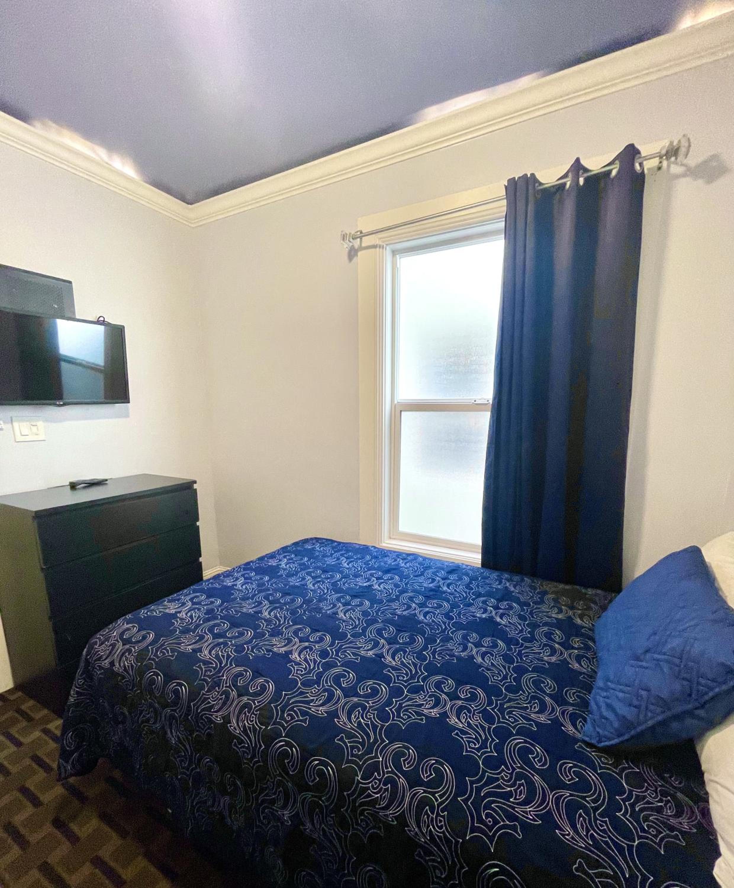Single Room with Private Bathroom - Photo 8