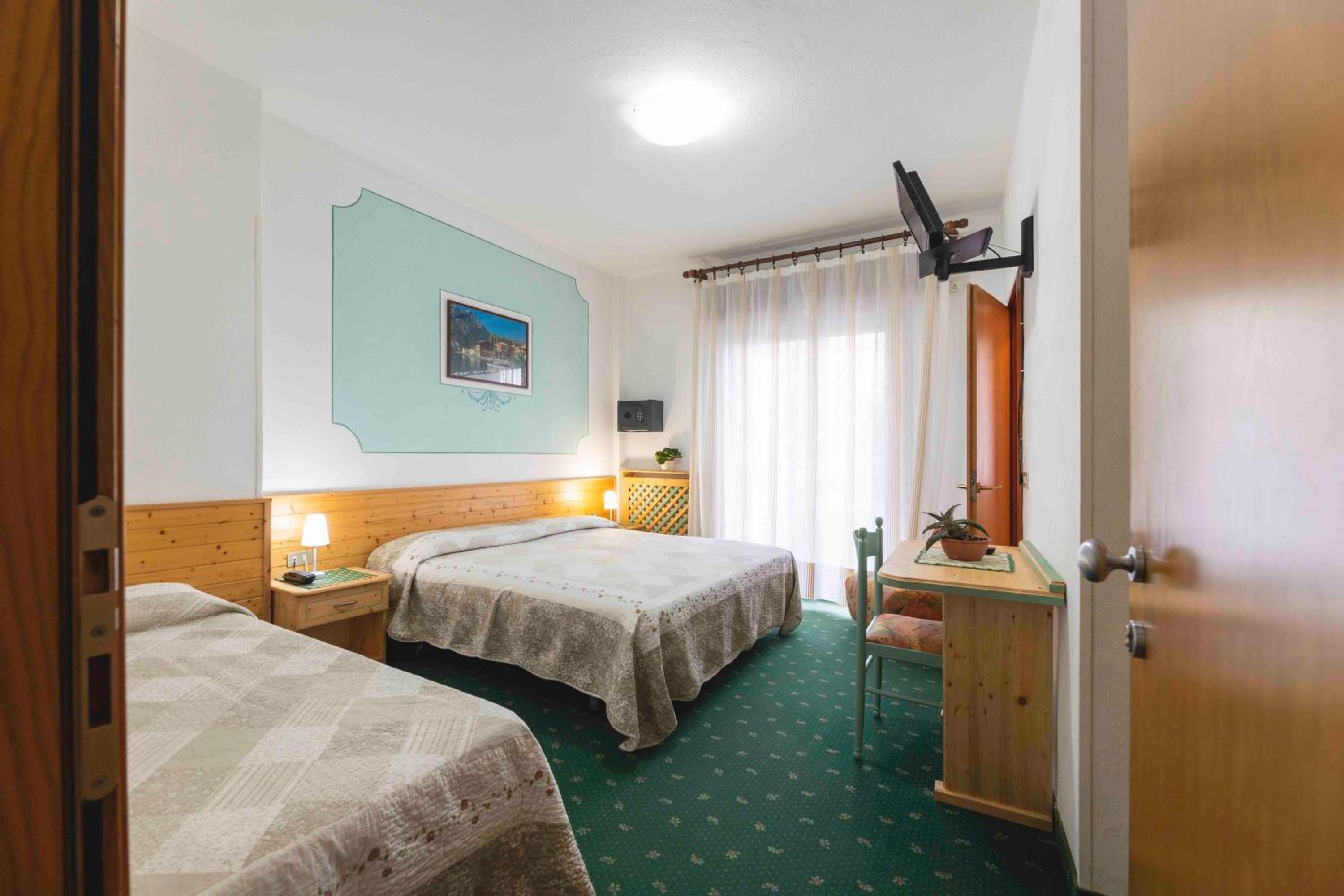 Economy Triple Room photo 3