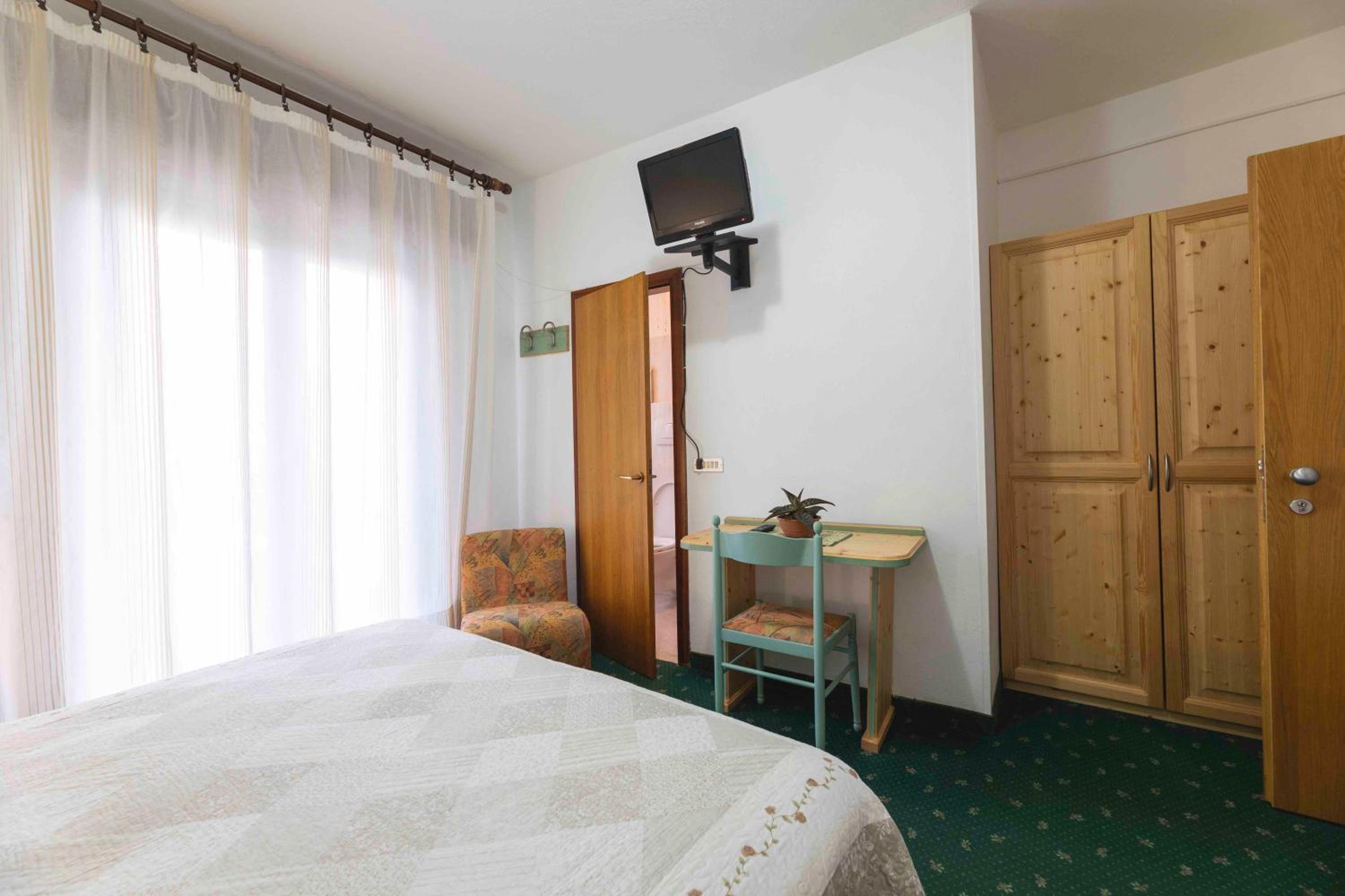 Economy Triple Room photo 1