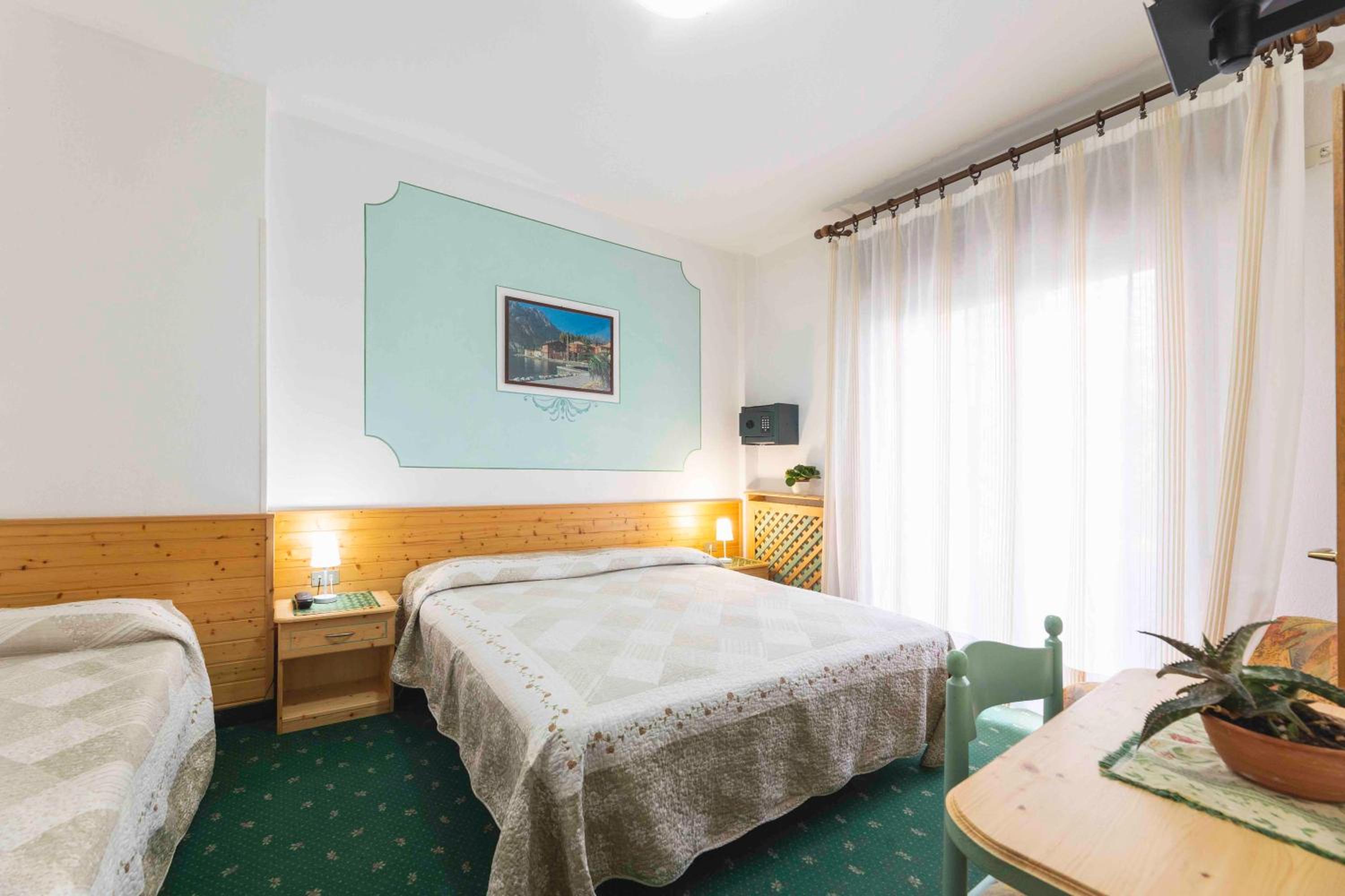 Economy Triple Room photo 2
