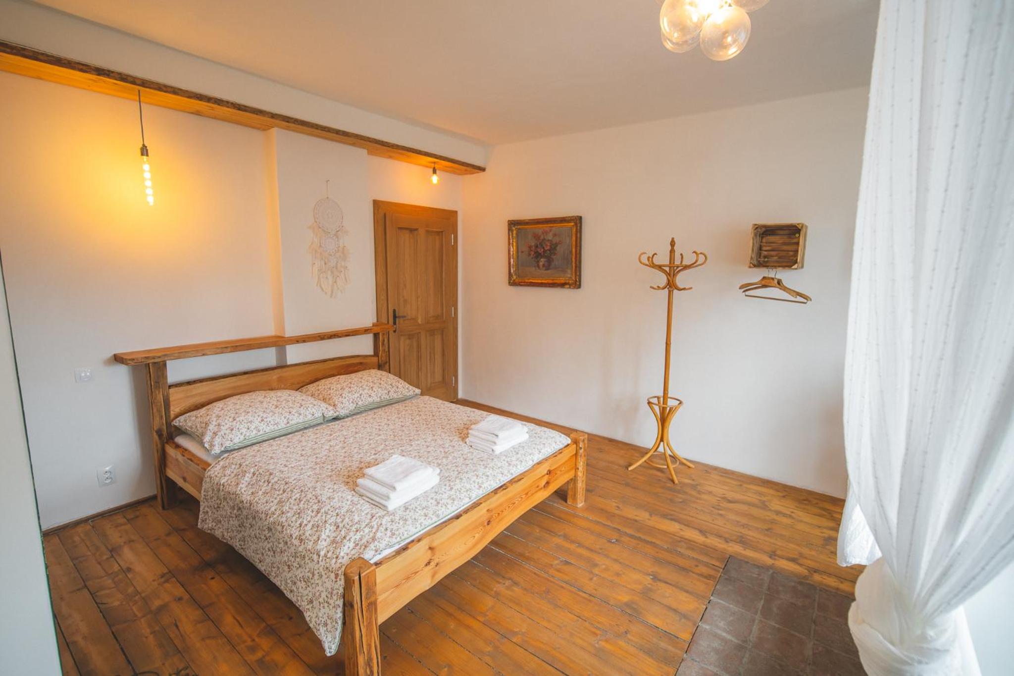 Deluxe Double Room with Bath - Photo 9