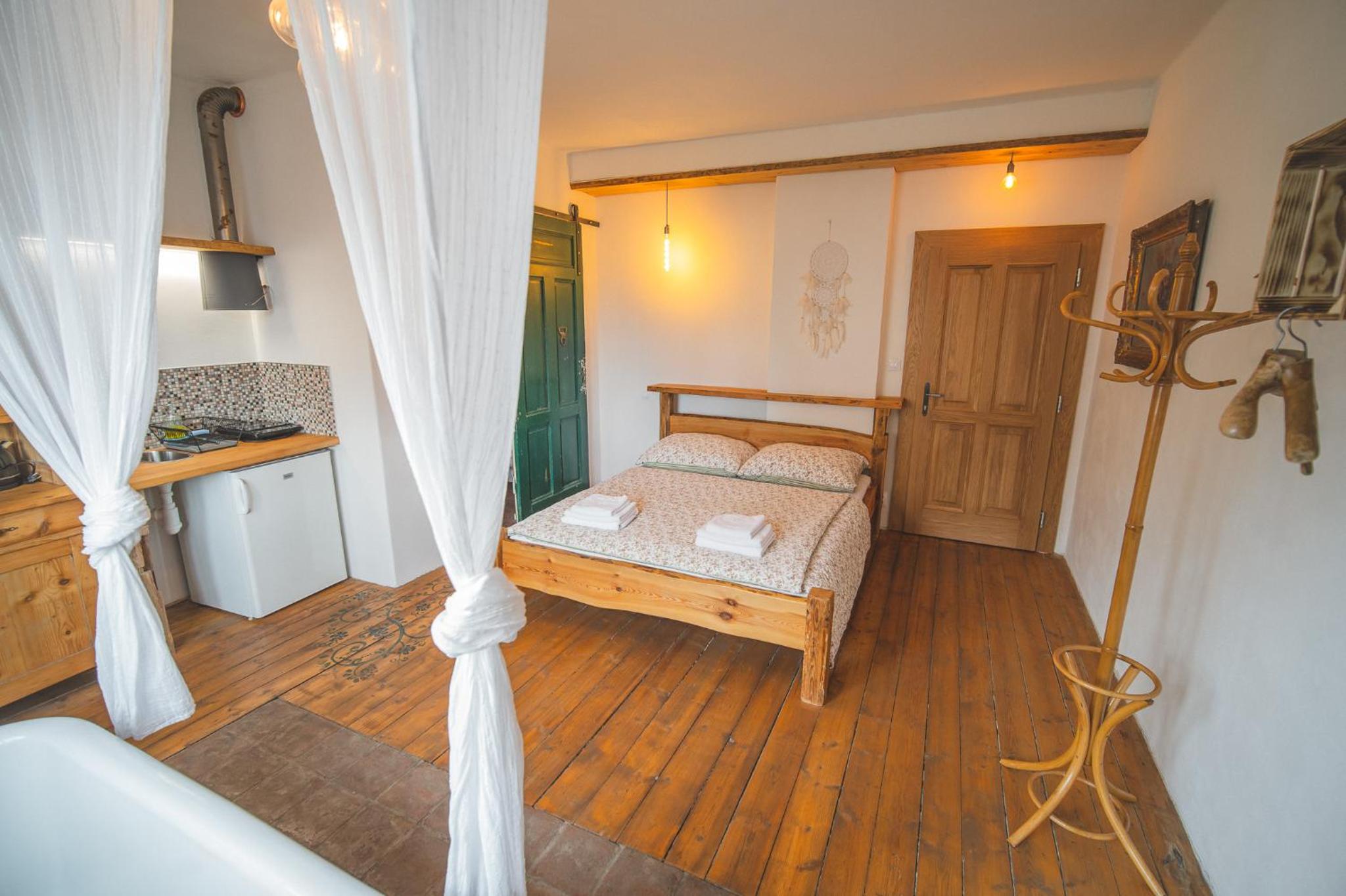 Deluxe Double Room with Bath - Photo 2