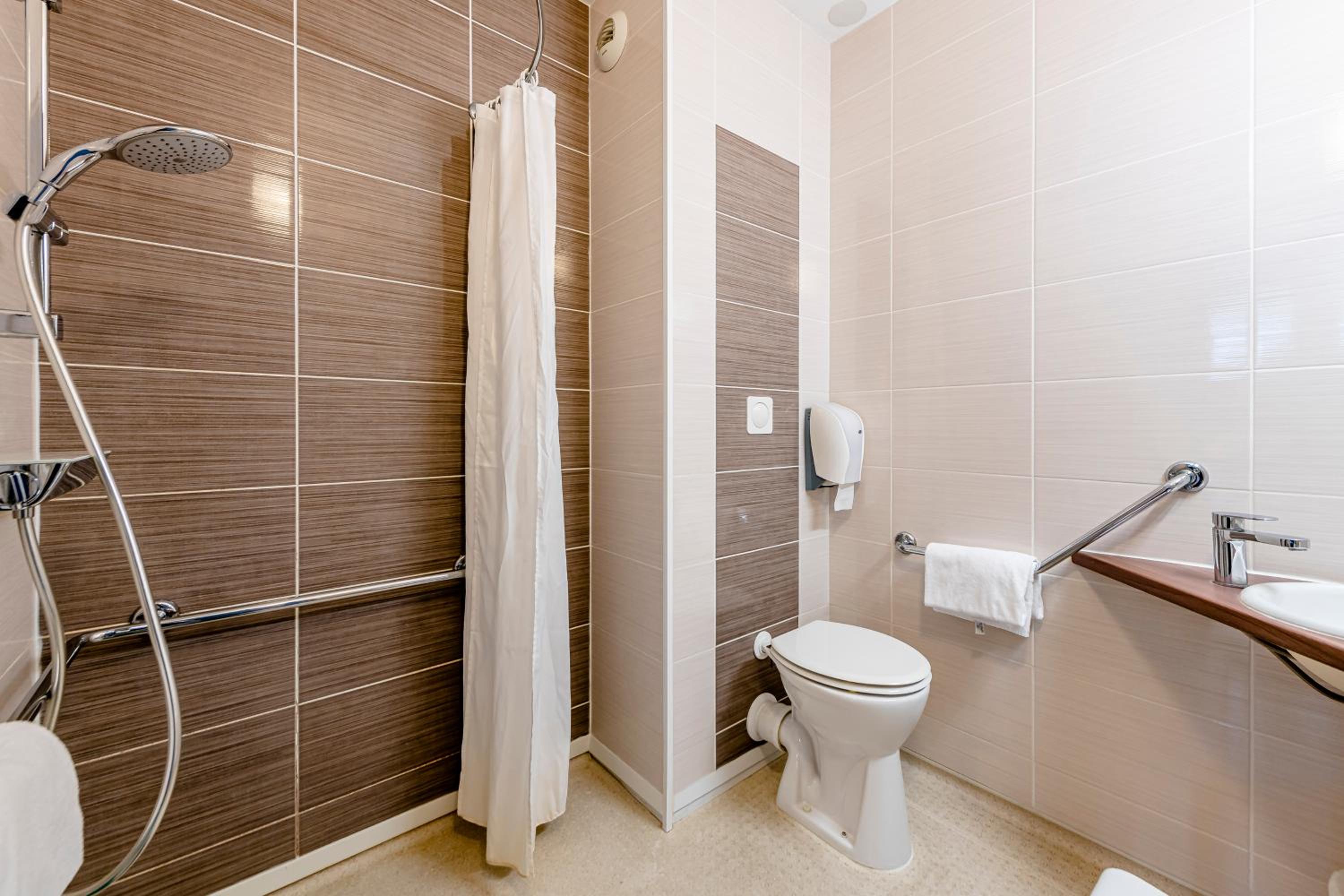 Double Room - Disability Access photo 3
