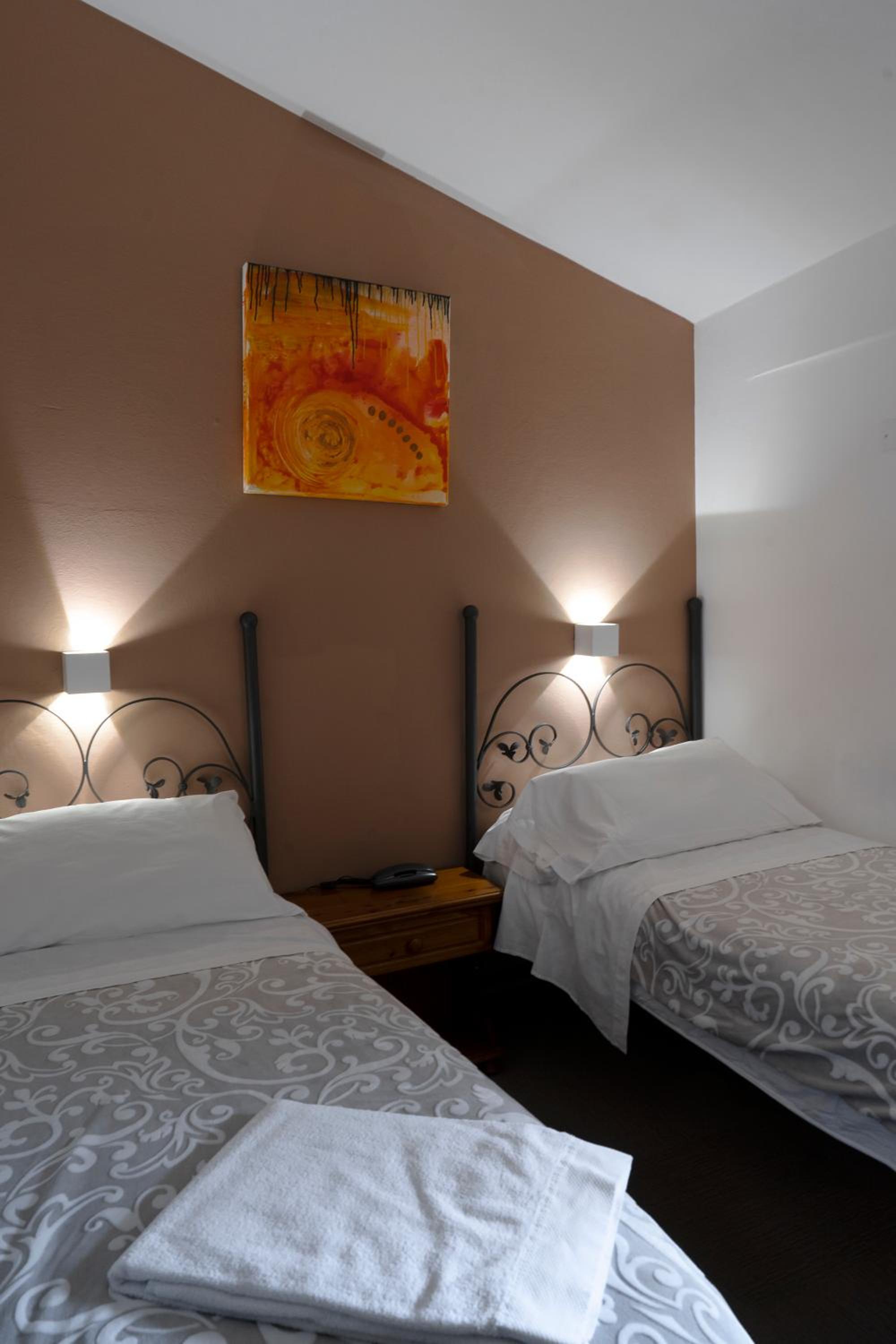 Twin Room - Photo 3