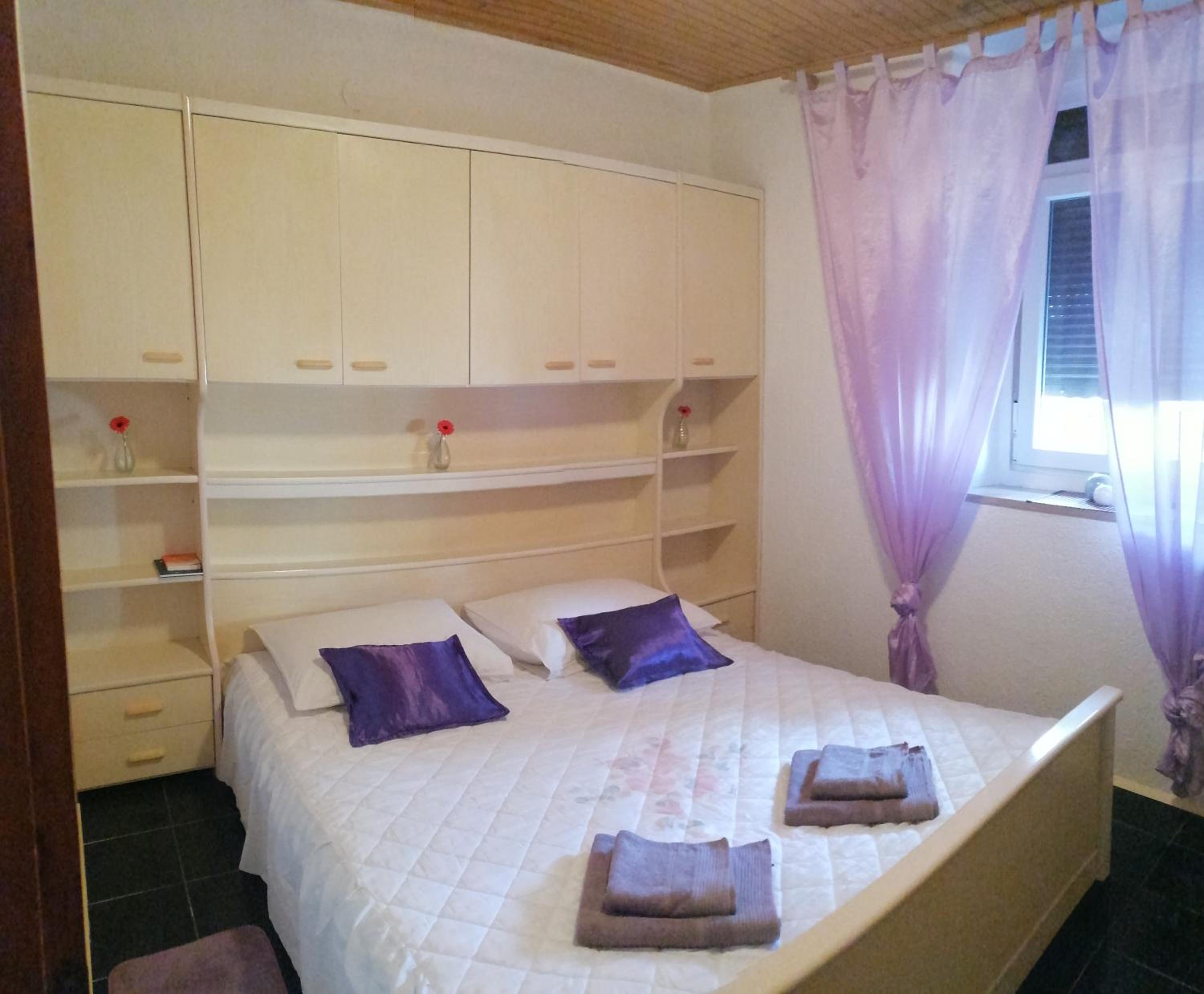 One-Bedroom Apartment - Photo 2