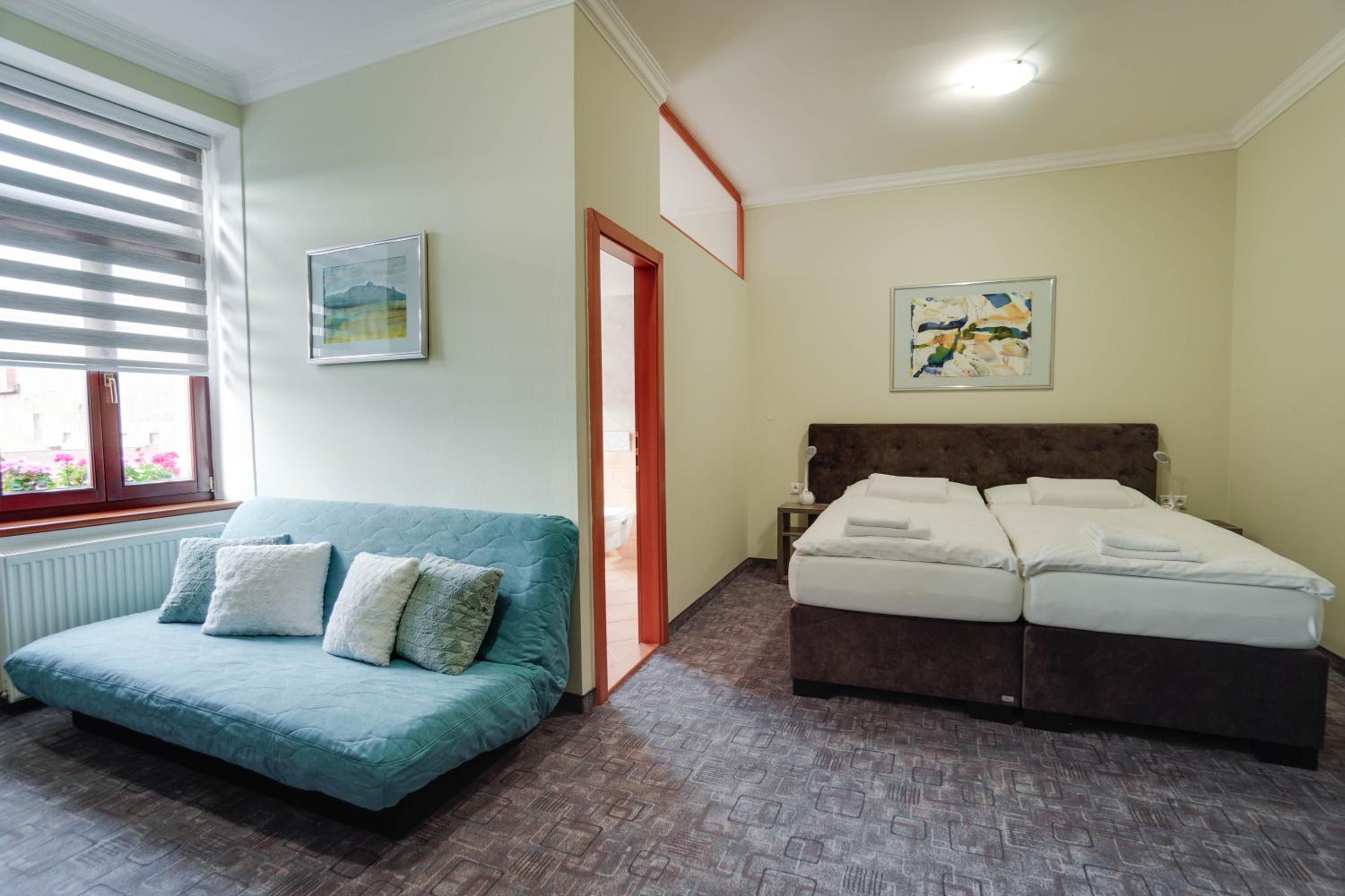 Business Double Room with Sofa Bed - Photo 2