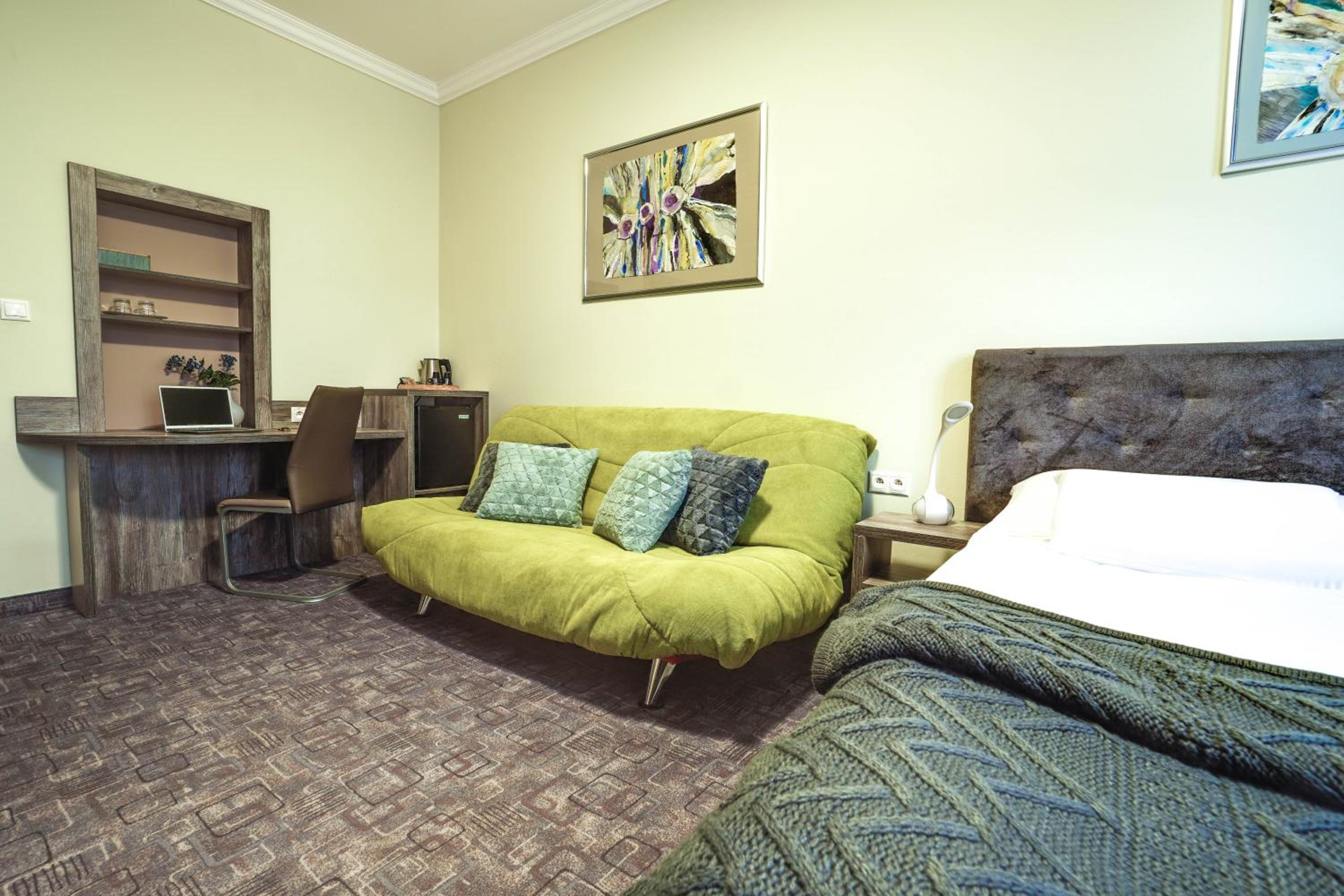 Business Double Room with Sofa Bed - Photo 4