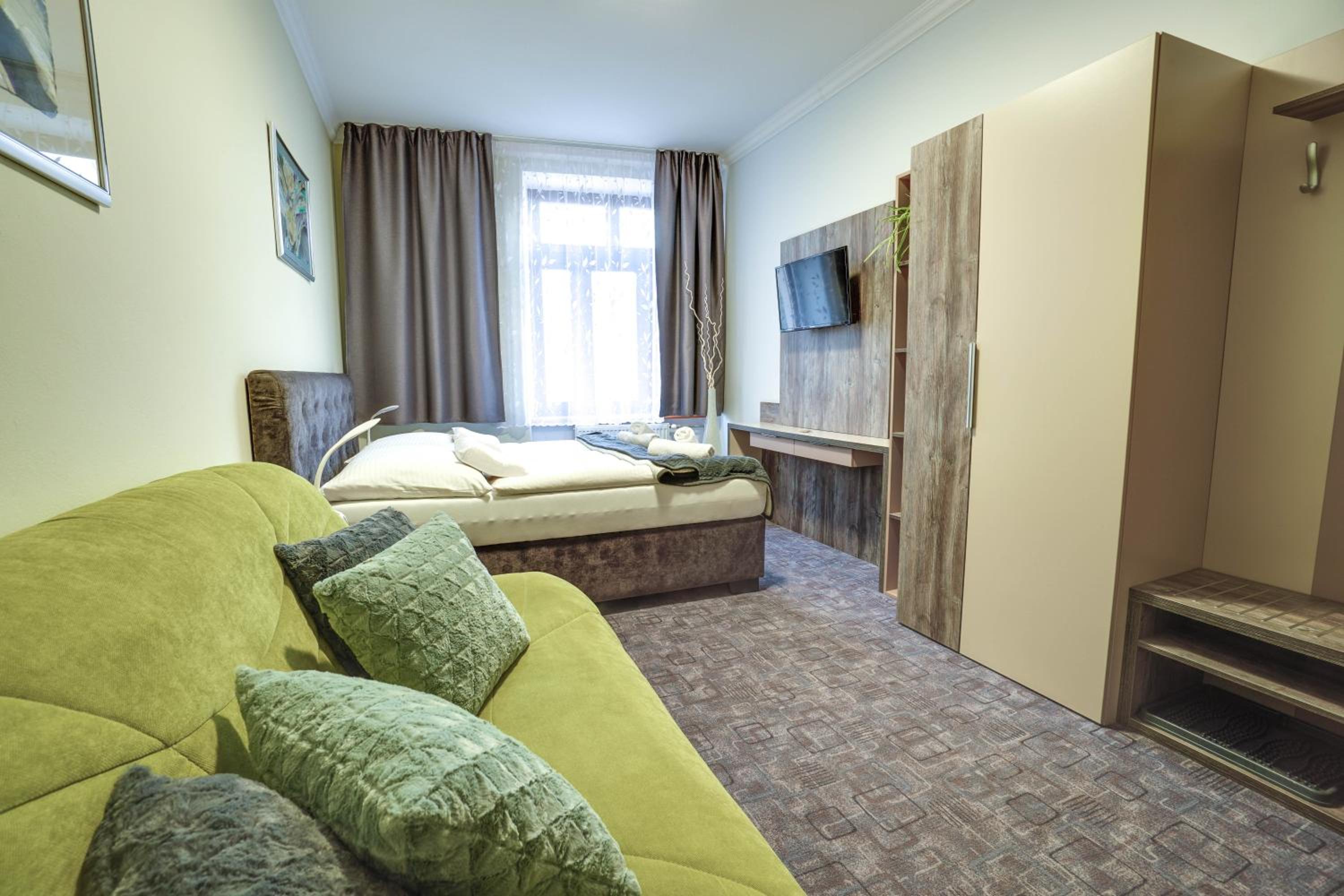 Business Double Room with Sofa Bed - Photo 1