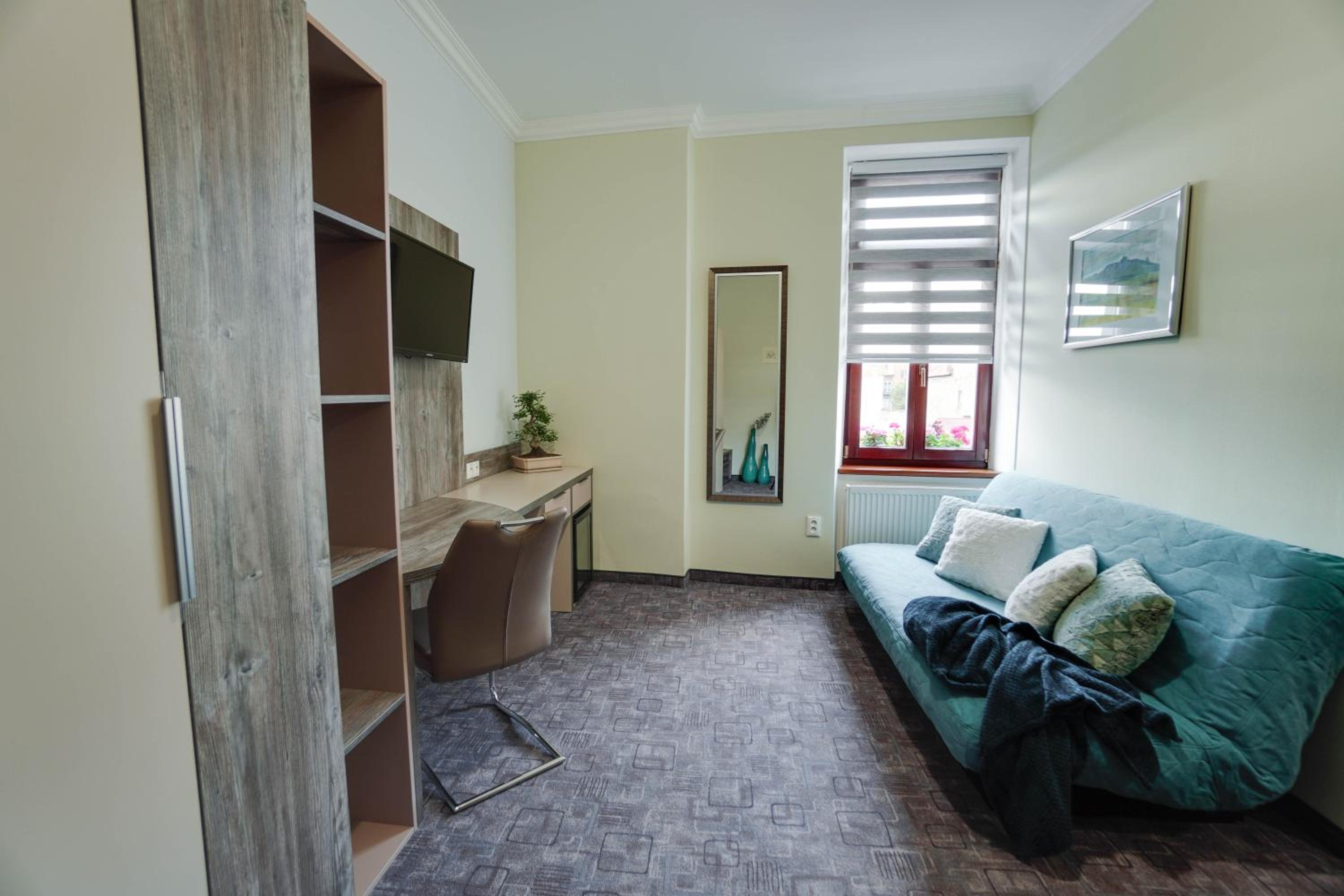 Business Double Room with Sofa Bed - Photo 3