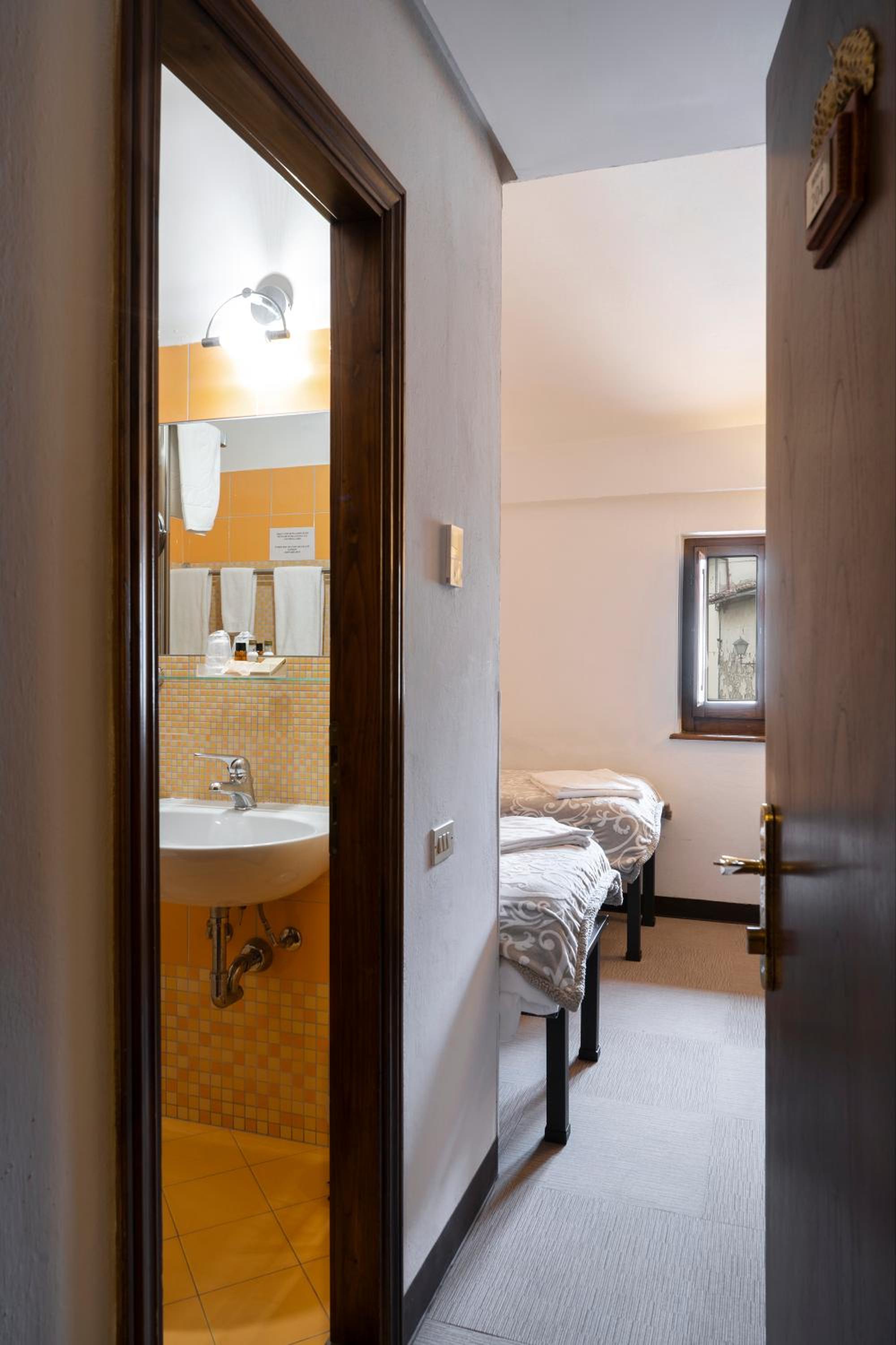 Twin Room - Photo 7