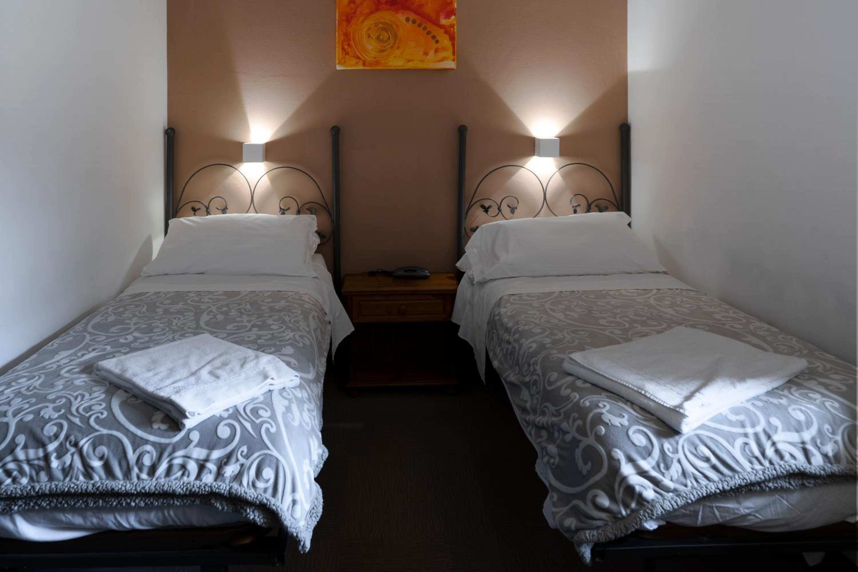 Twin Room - Photo 8