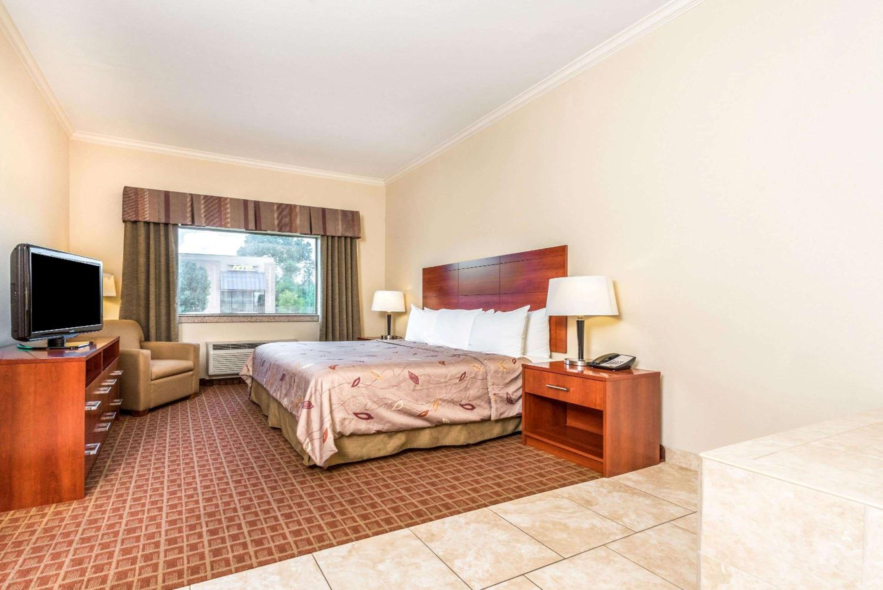 King Suite with Jetted Tub - Non-Smoking - Photo 6