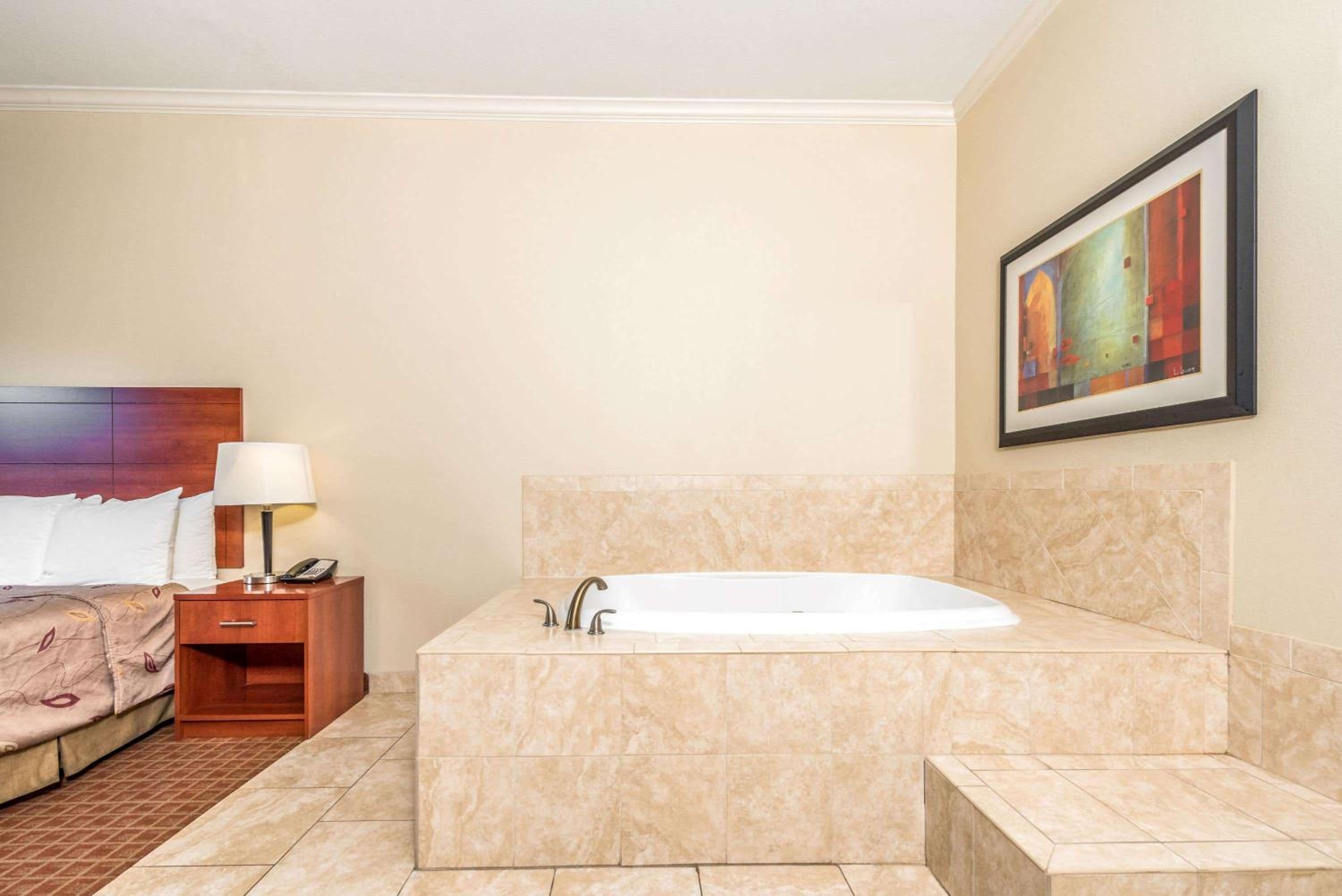 King Suite with Jetted Tub - Non-Smoking - Photo 7