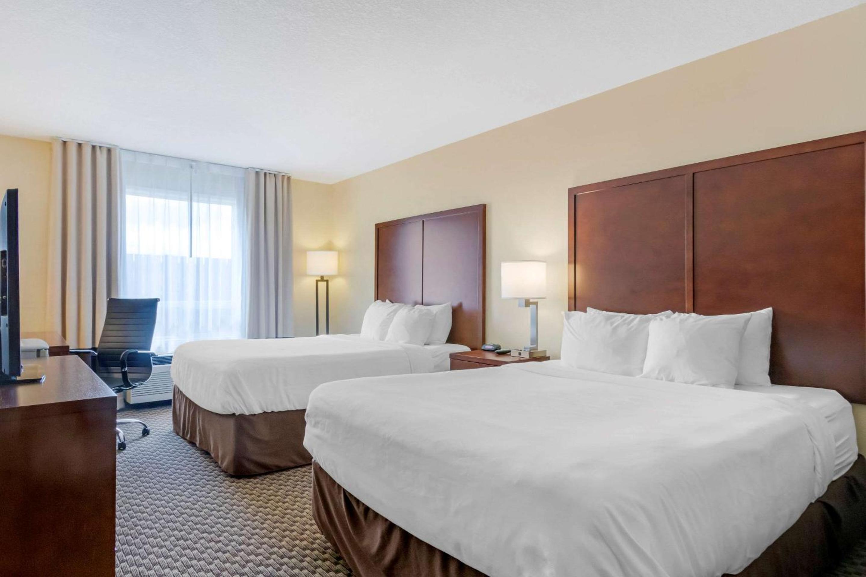 Queen Room with Two Queen Beds - Non-Smoking - Photo 4