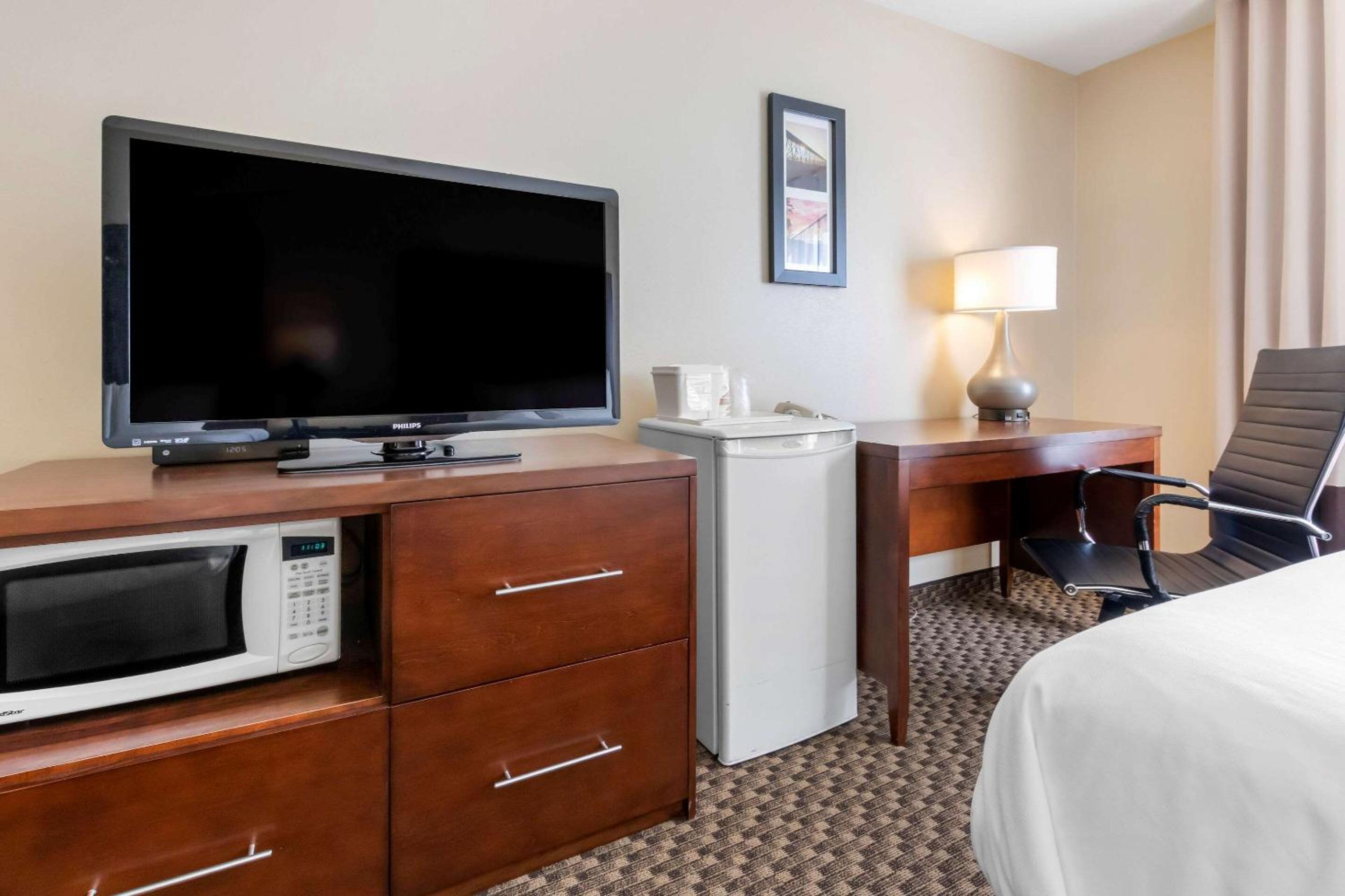 Queen Room with Two Queen Beds - Non-Smoking - Photo 5