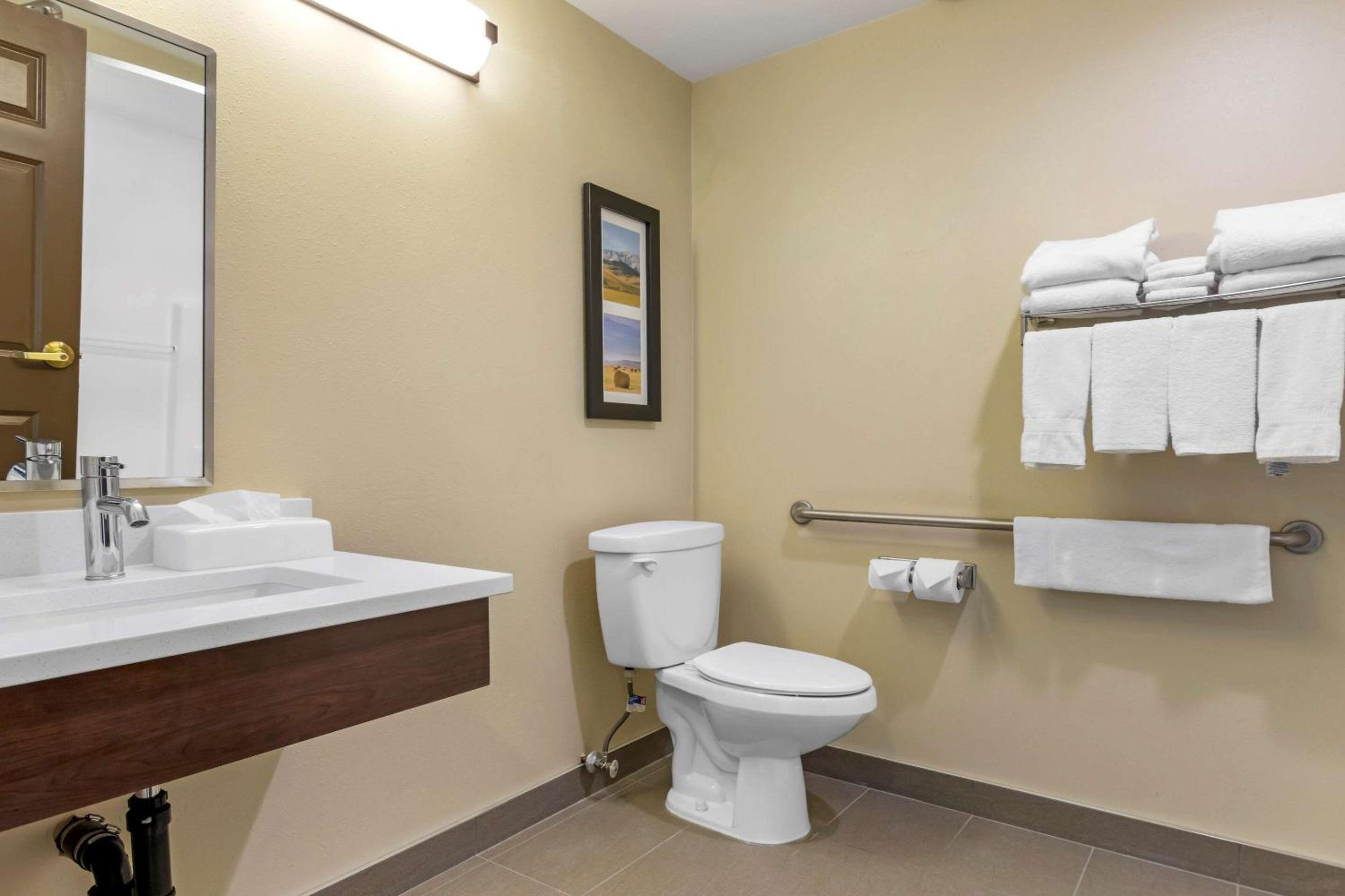 Queen Room with Two Queen Beds - Non-Smoking - Photo 7
