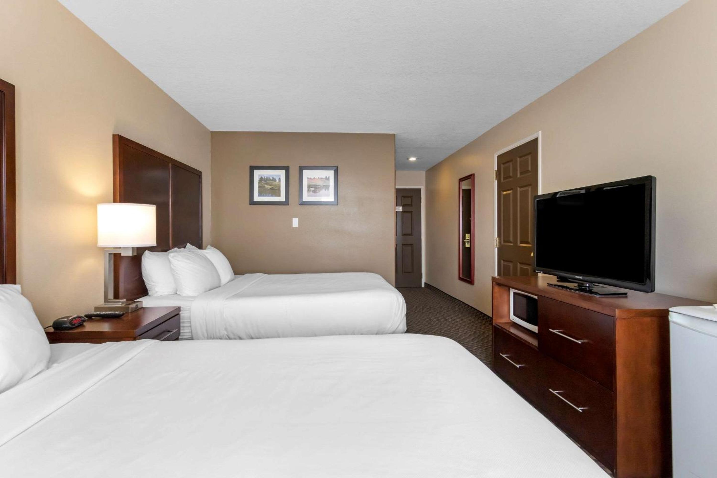 Queen Room with Two Queen Beds - Non-Smoking - Photo 8