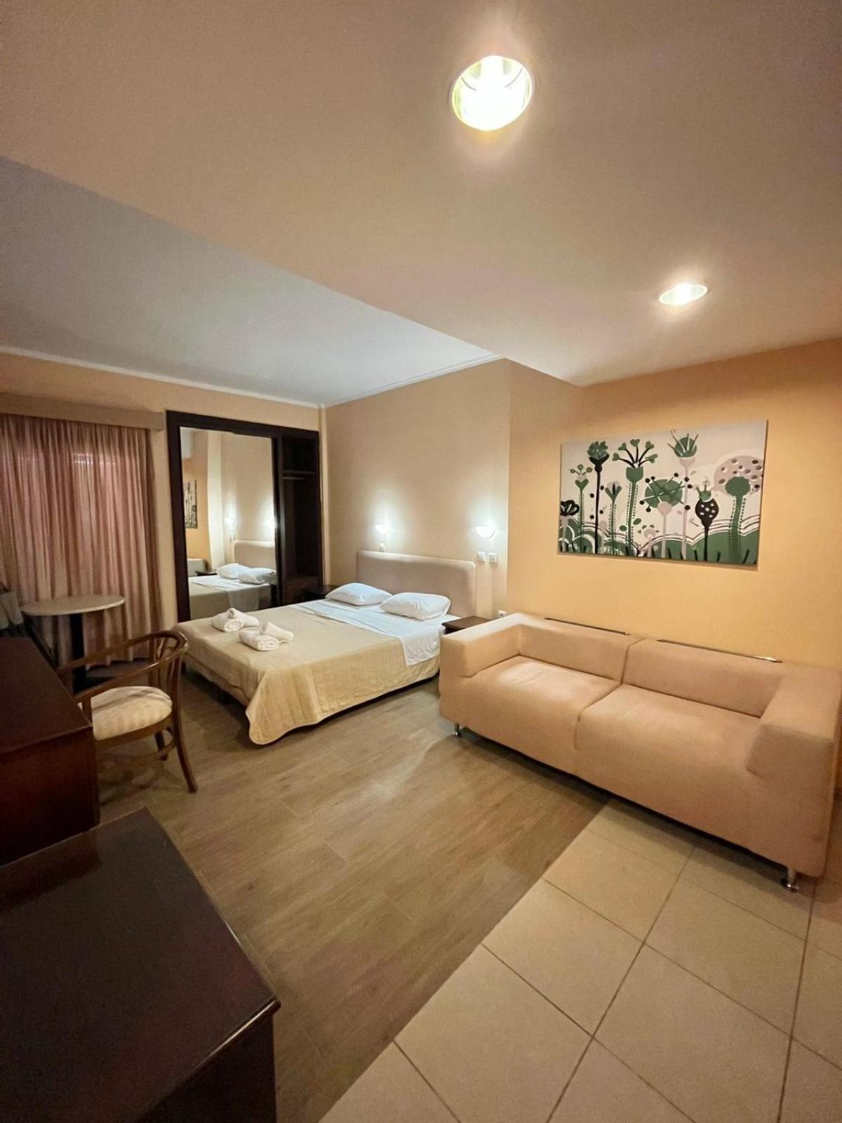 Family Room (2 Adults + 2 Children)
