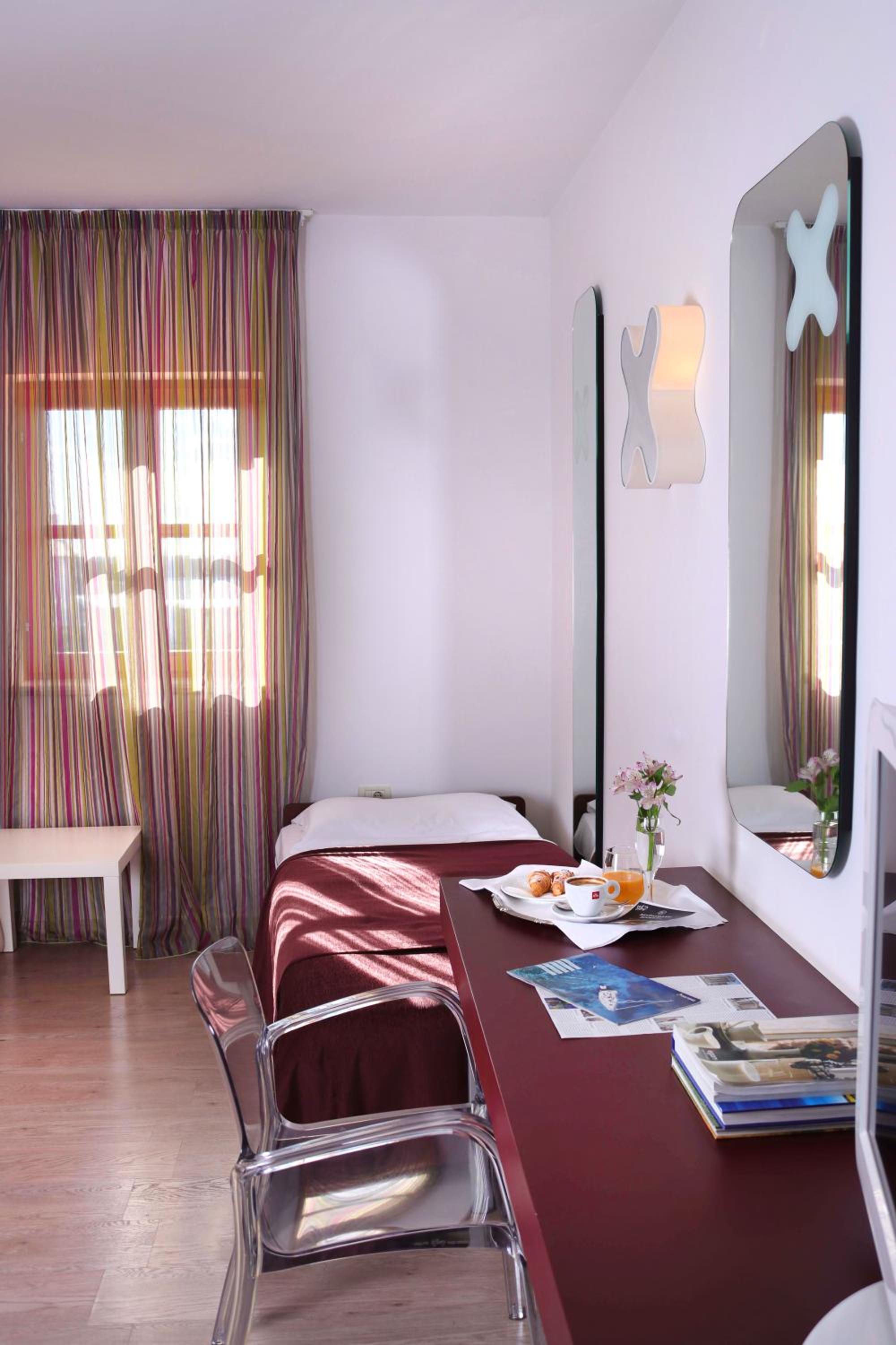 Deluxe Double or Twin Room with Pool View photo 2