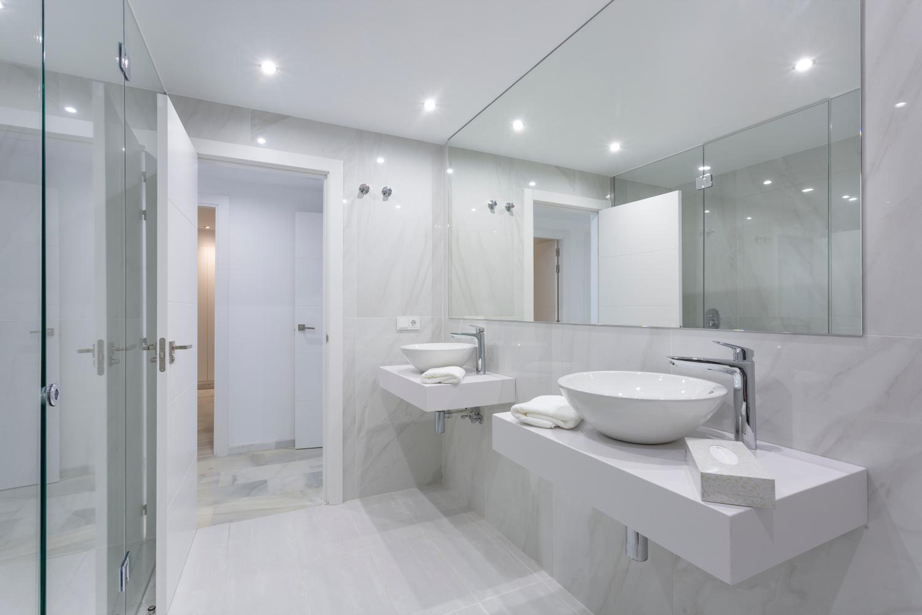 Deluxe Four-Bedroom Apartment with Sea View - Photo 4