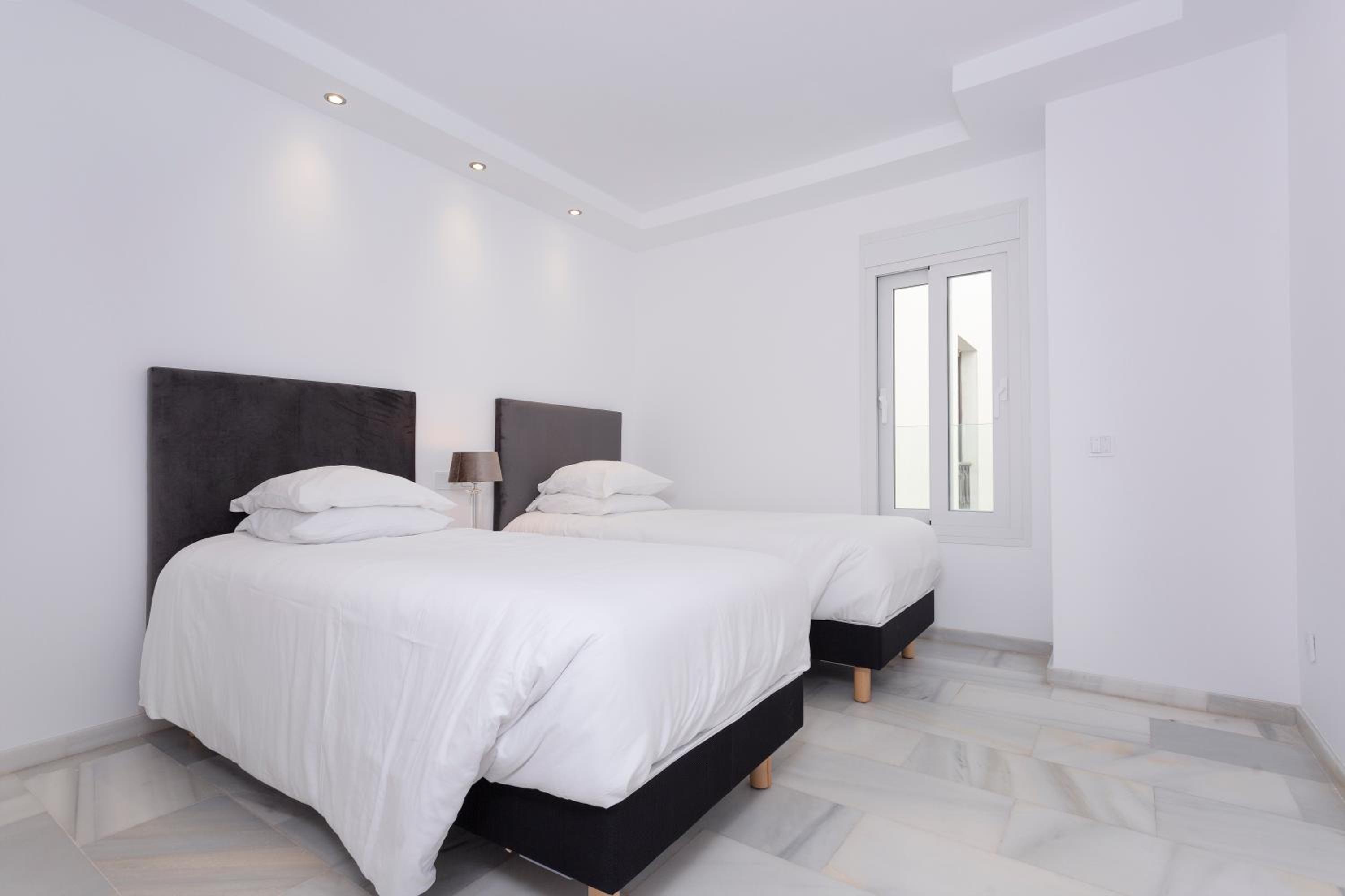 Deluxe Four-Bedroom Apartment with Sea View - Photo 12