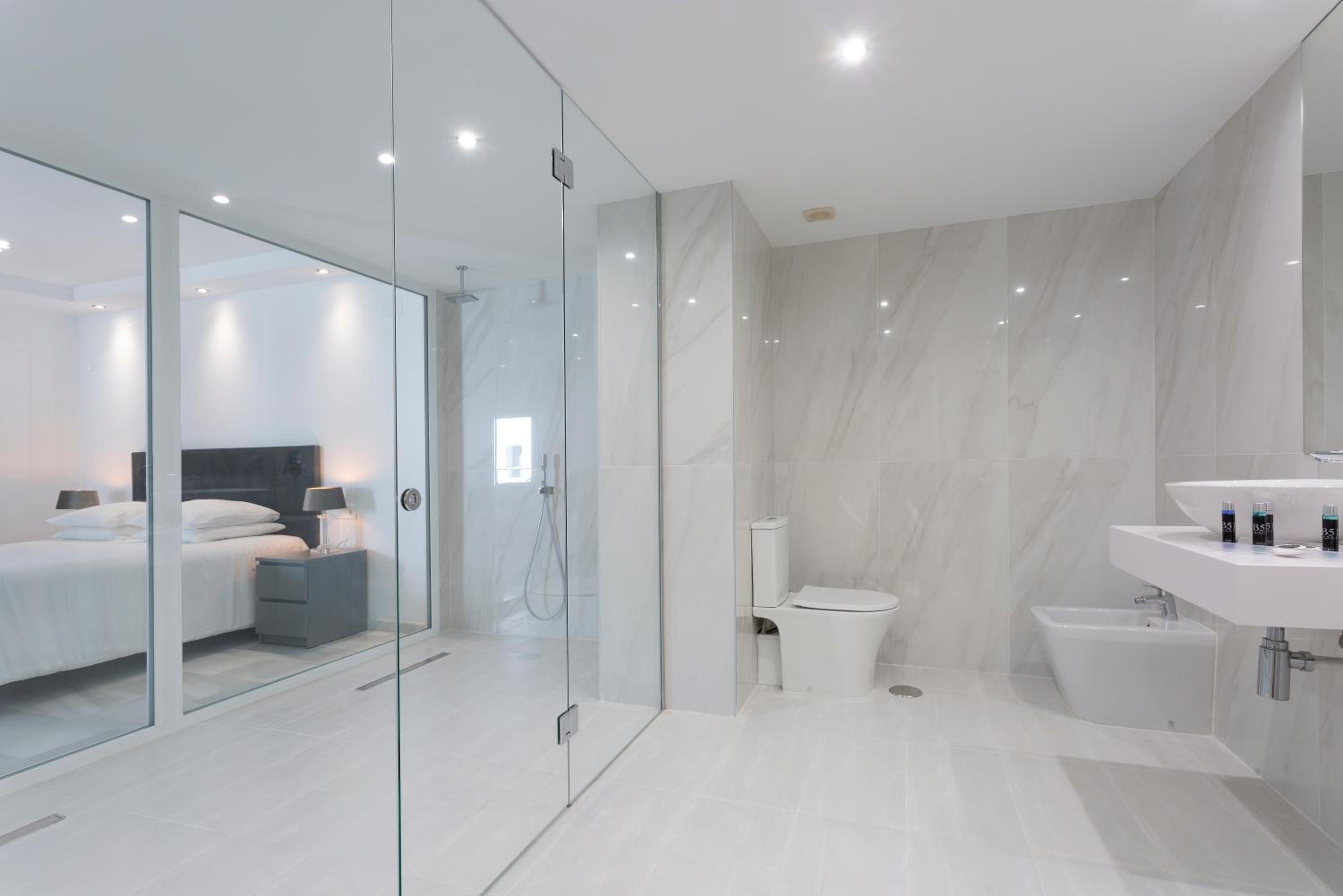 Deluxe Four-Bedroom Apartment with Sea View - Photo 9