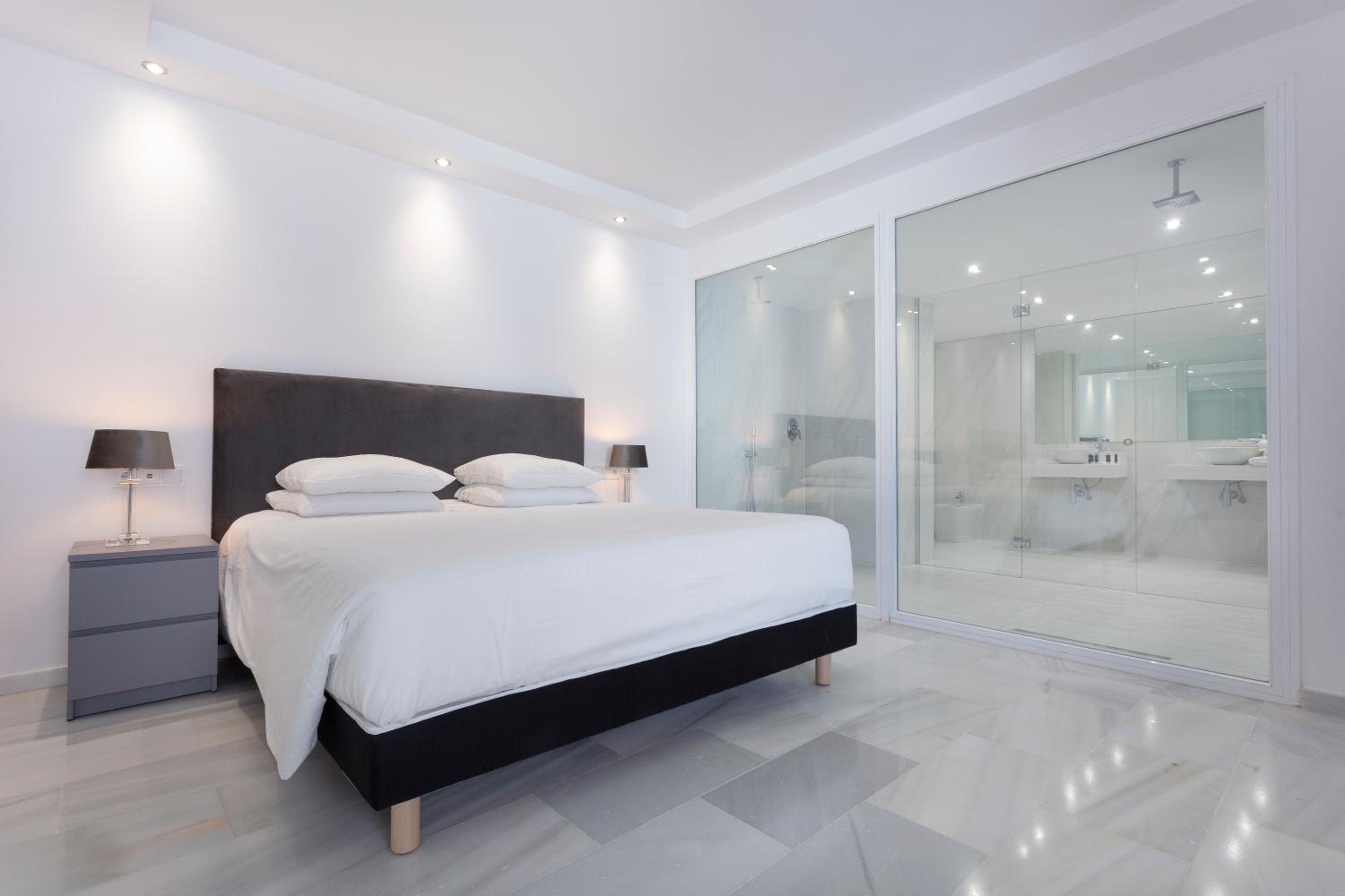 Deluxe Four-Bedroom Apartment with Sea View - Photo 1