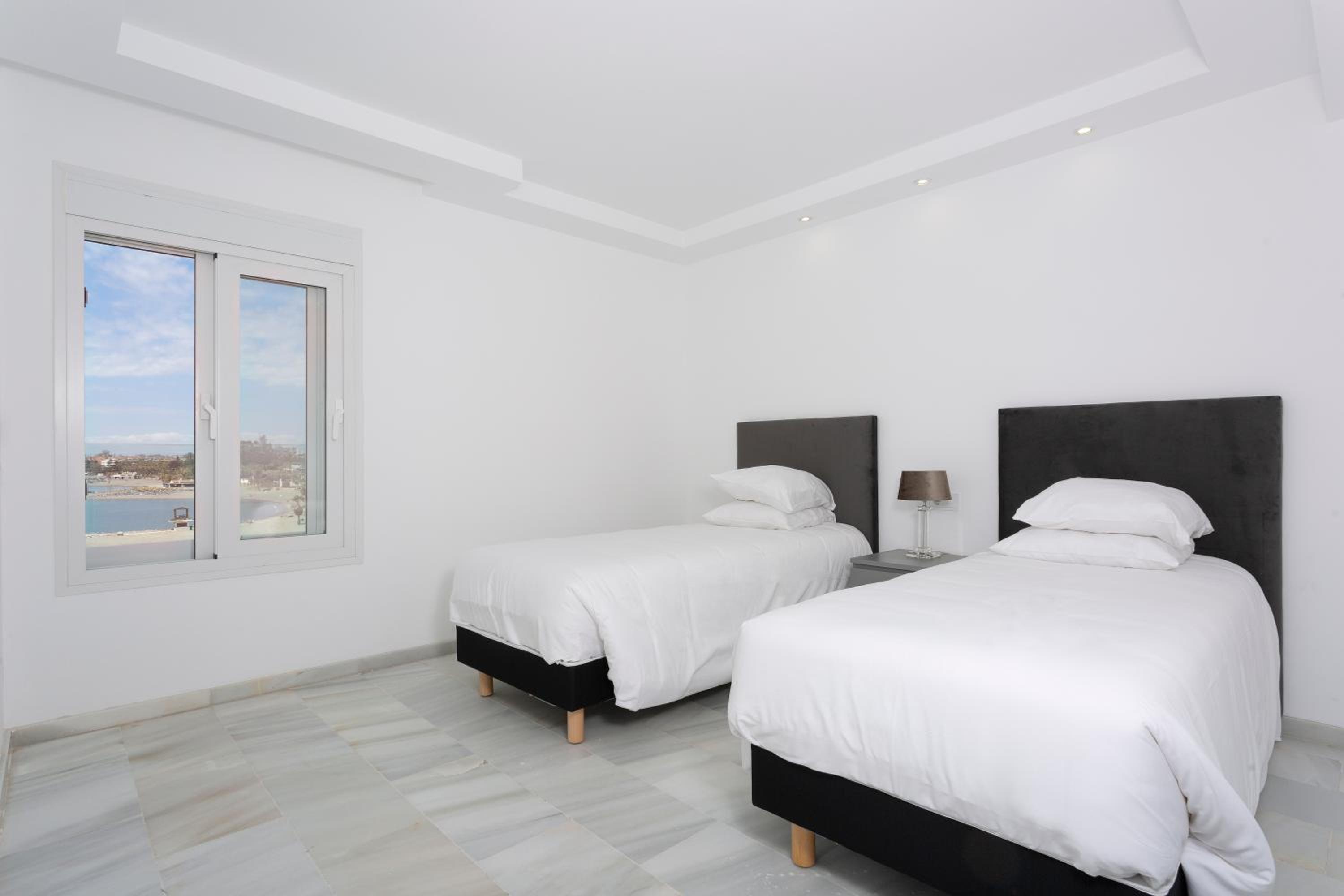 Deluxe Four-Bedroom Apartment with Sea View - Photo 3