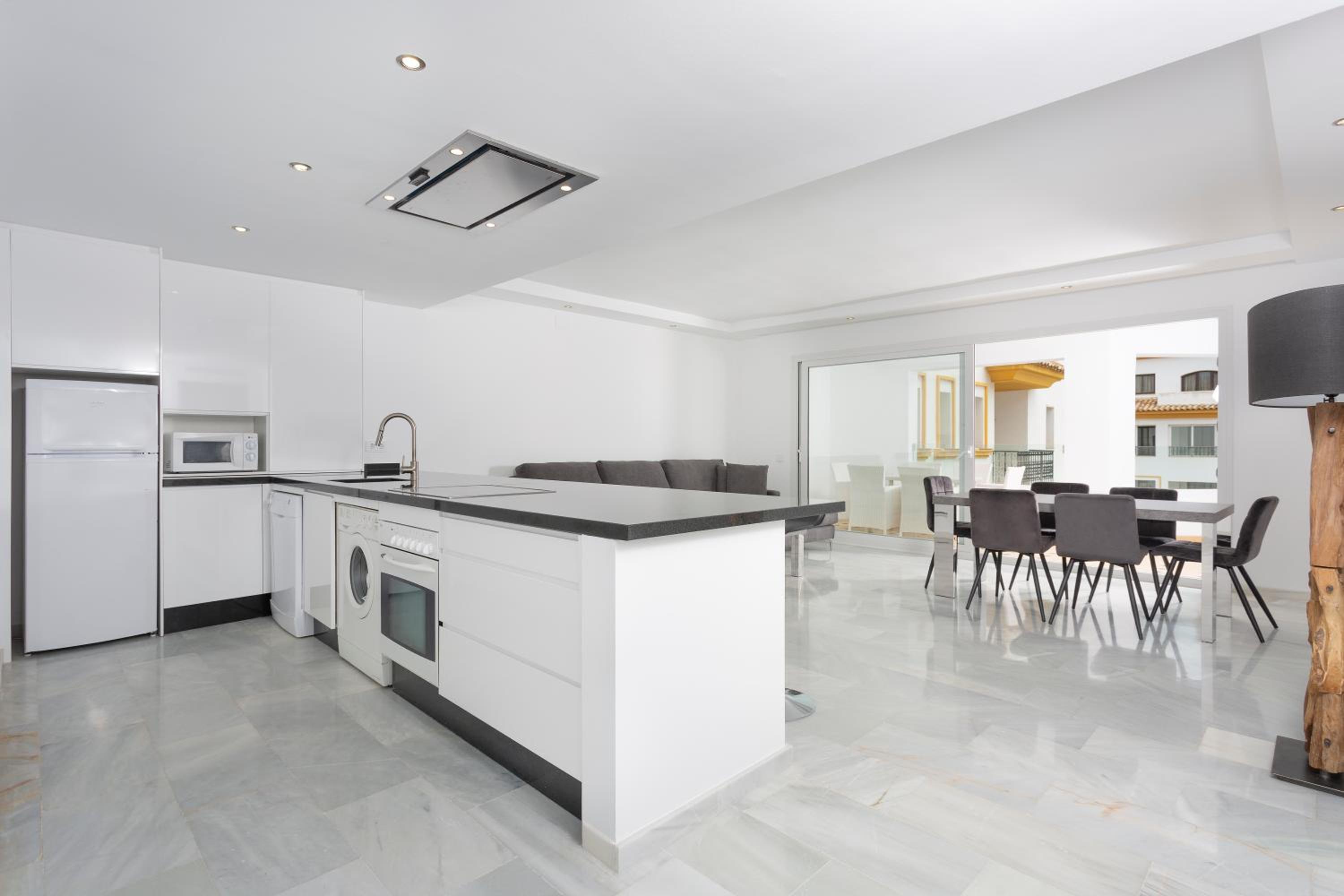 Deluxe Three-Bedroom Apartment with City View - Photo 4
