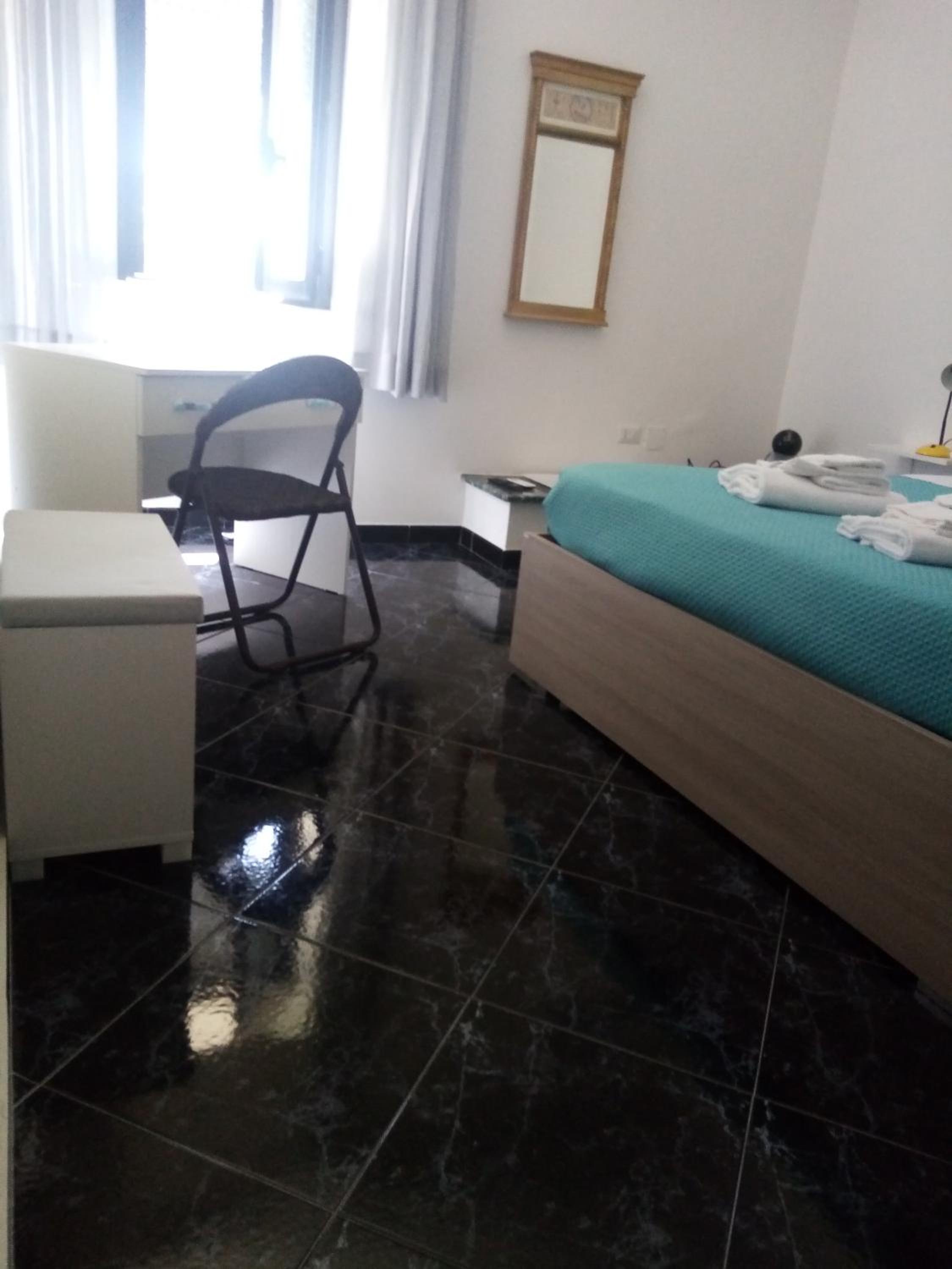Large Double Room - Photo 23