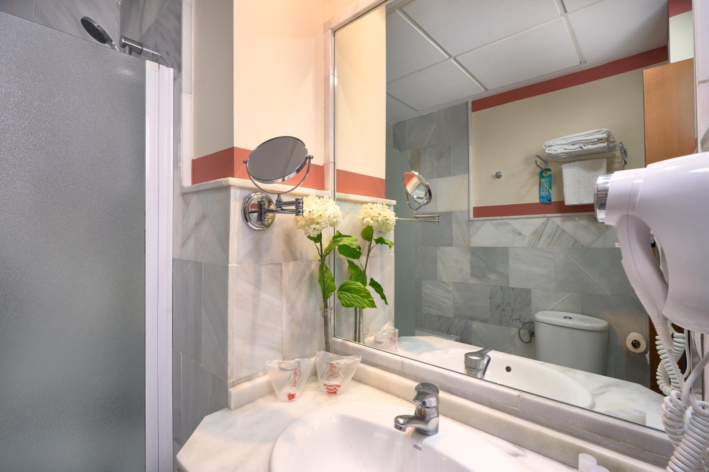 Double Room - Photo 8