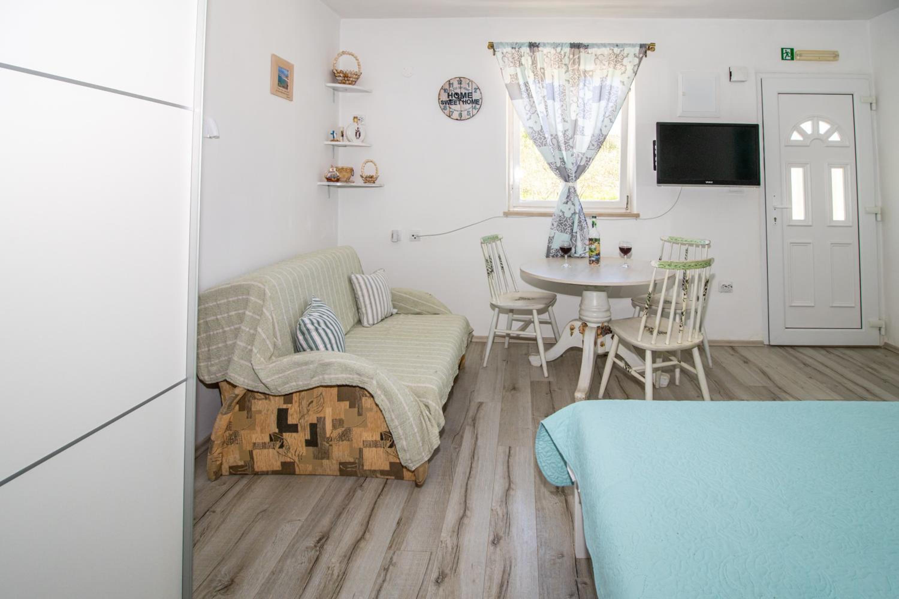 Studio Apartment with Terrace - Photo 16