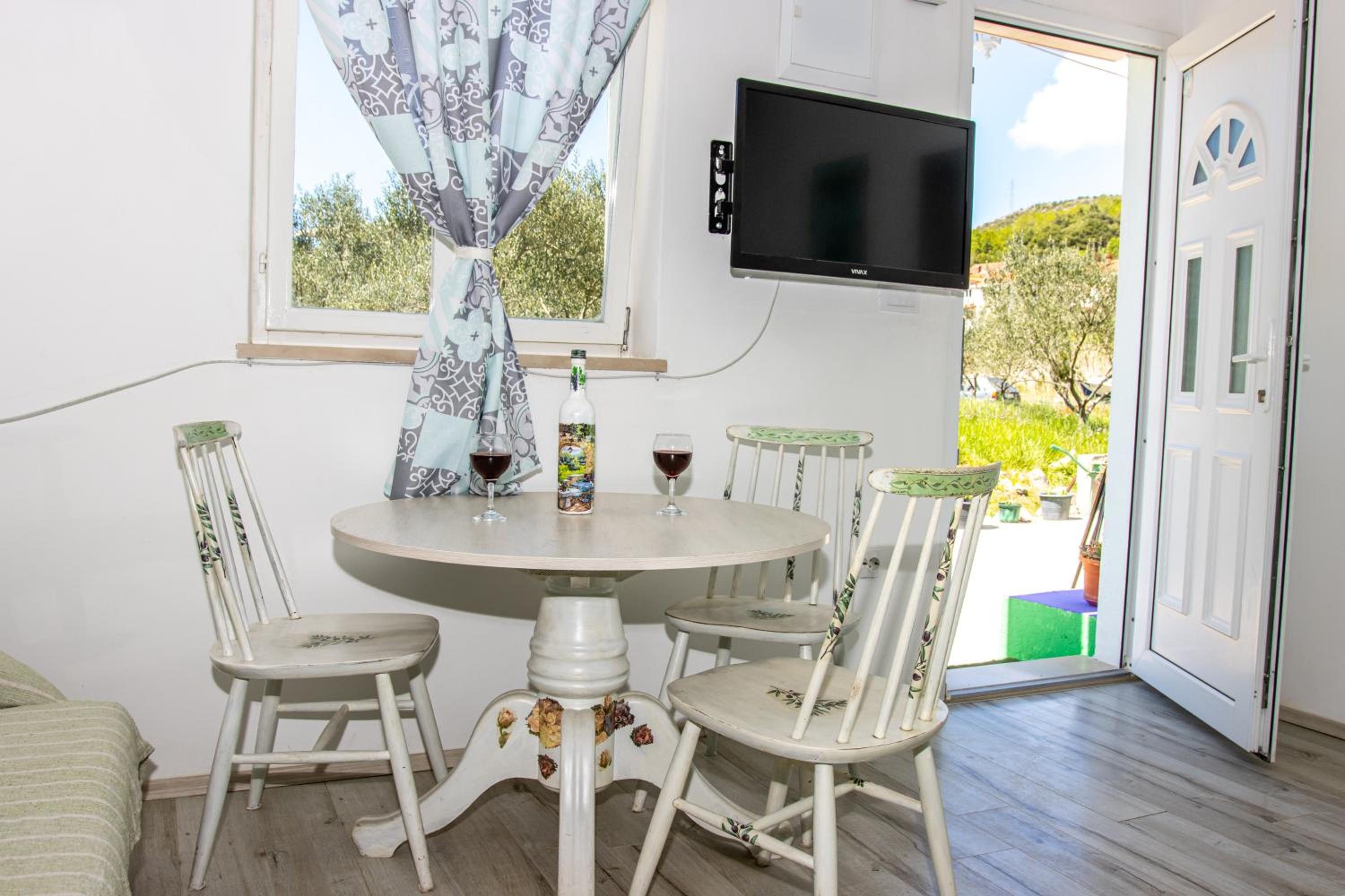 Studio Apartment with Terrace - Photo 8