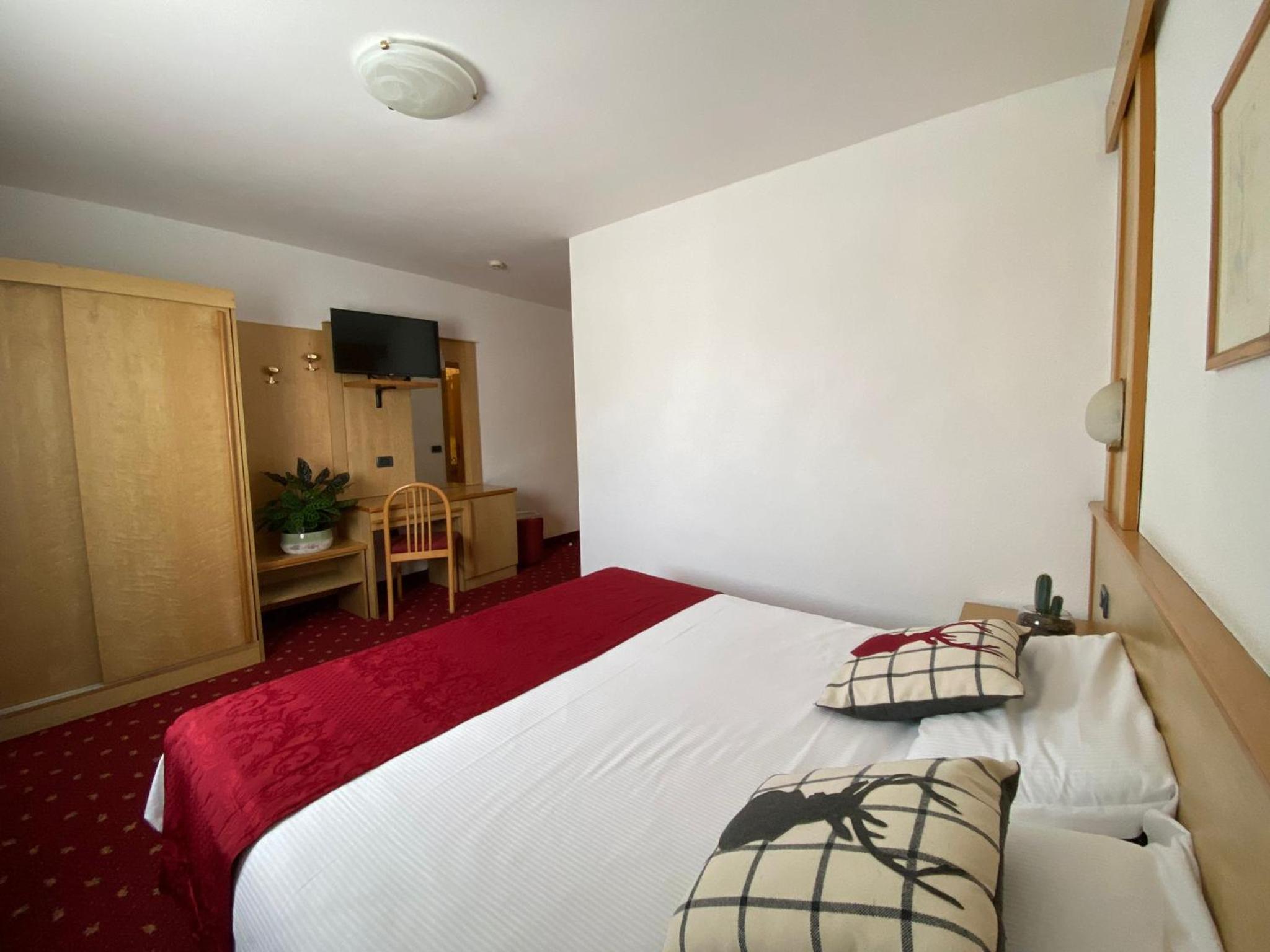 Standard Double or Twin Room - Photo 5